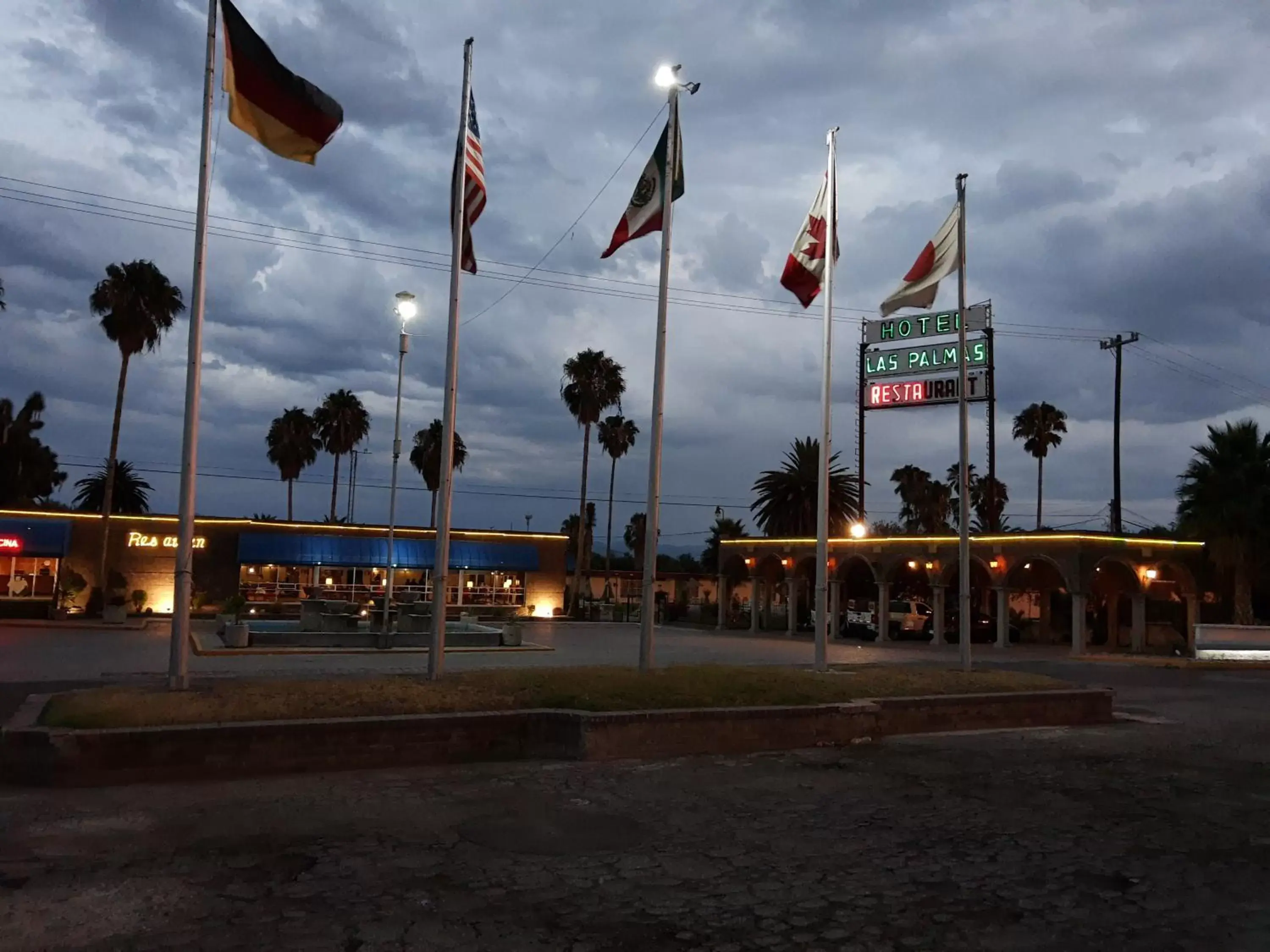 Facade/entrance in Hotel Las Palmas Midway Inn