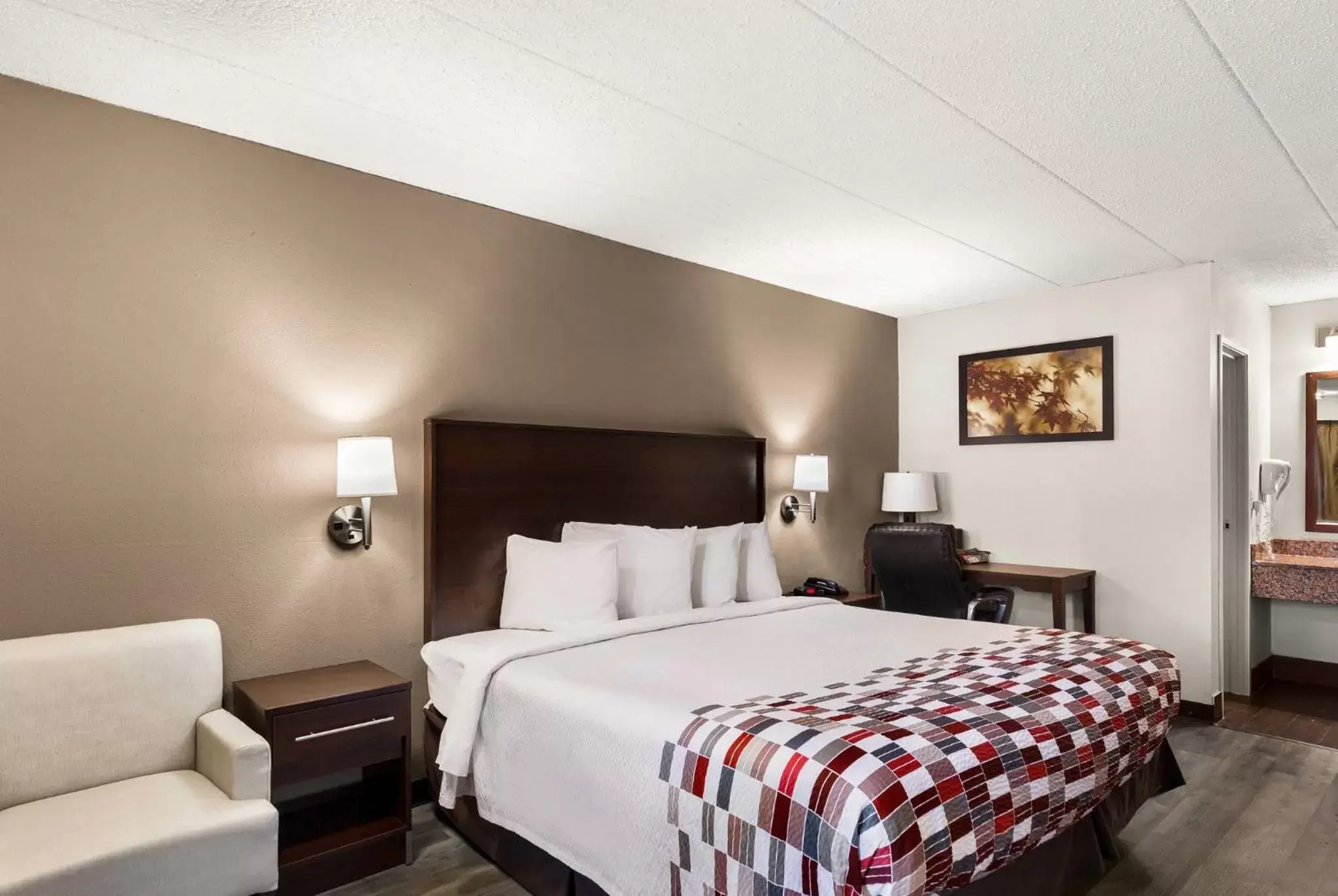 Photo of the whole room, Bed in Red Roof Inn Springfield, IL