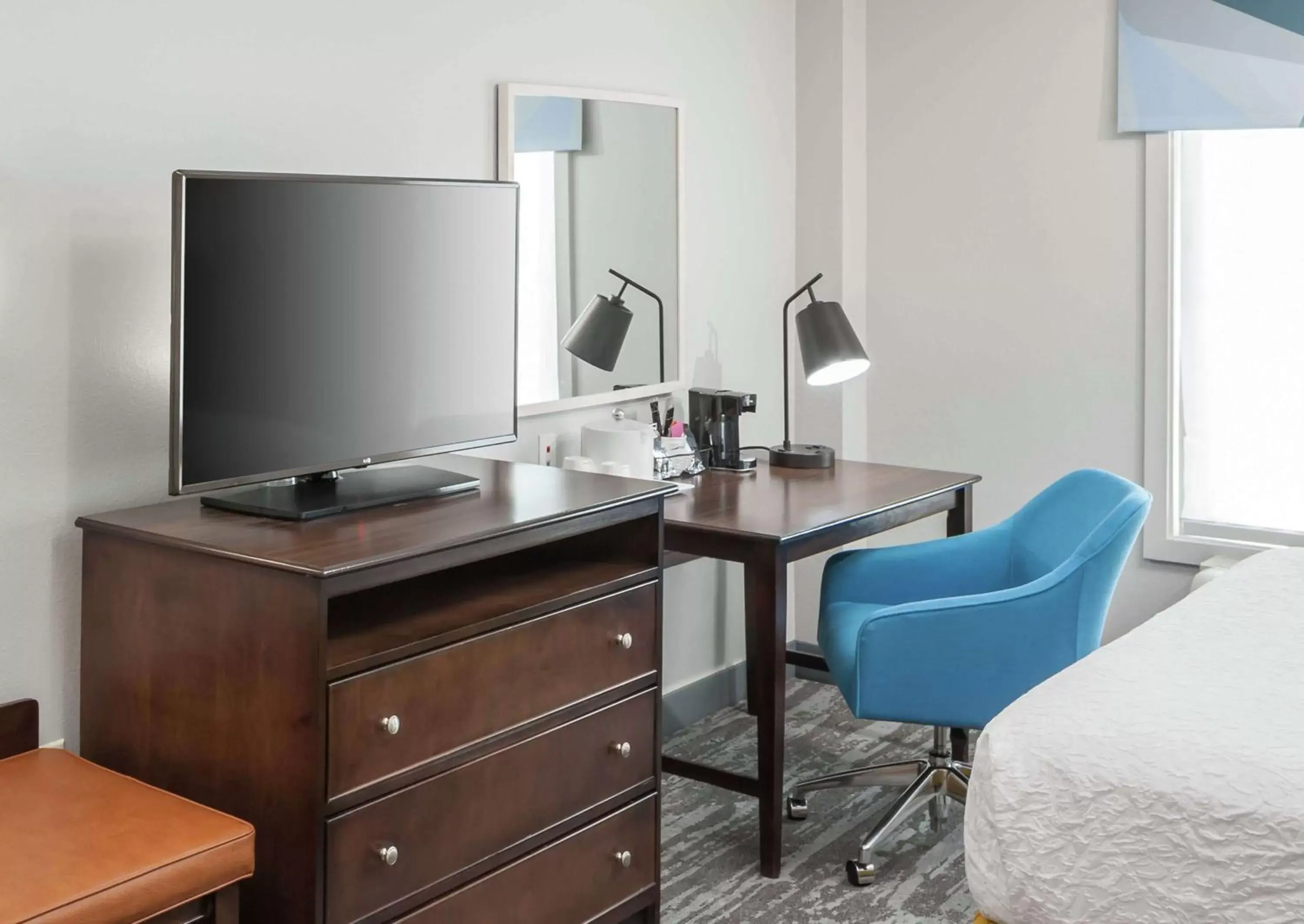 Bedroom, TV/Entertainment Center in Hampton Inn & Suites Miami-Doral Dolphin Mall