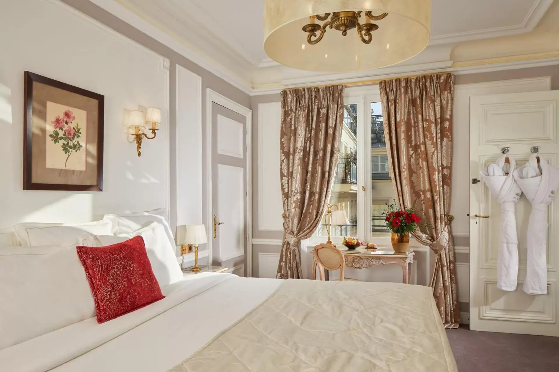 Photo of the whole room, Bed in Hôtel Regina Louvre