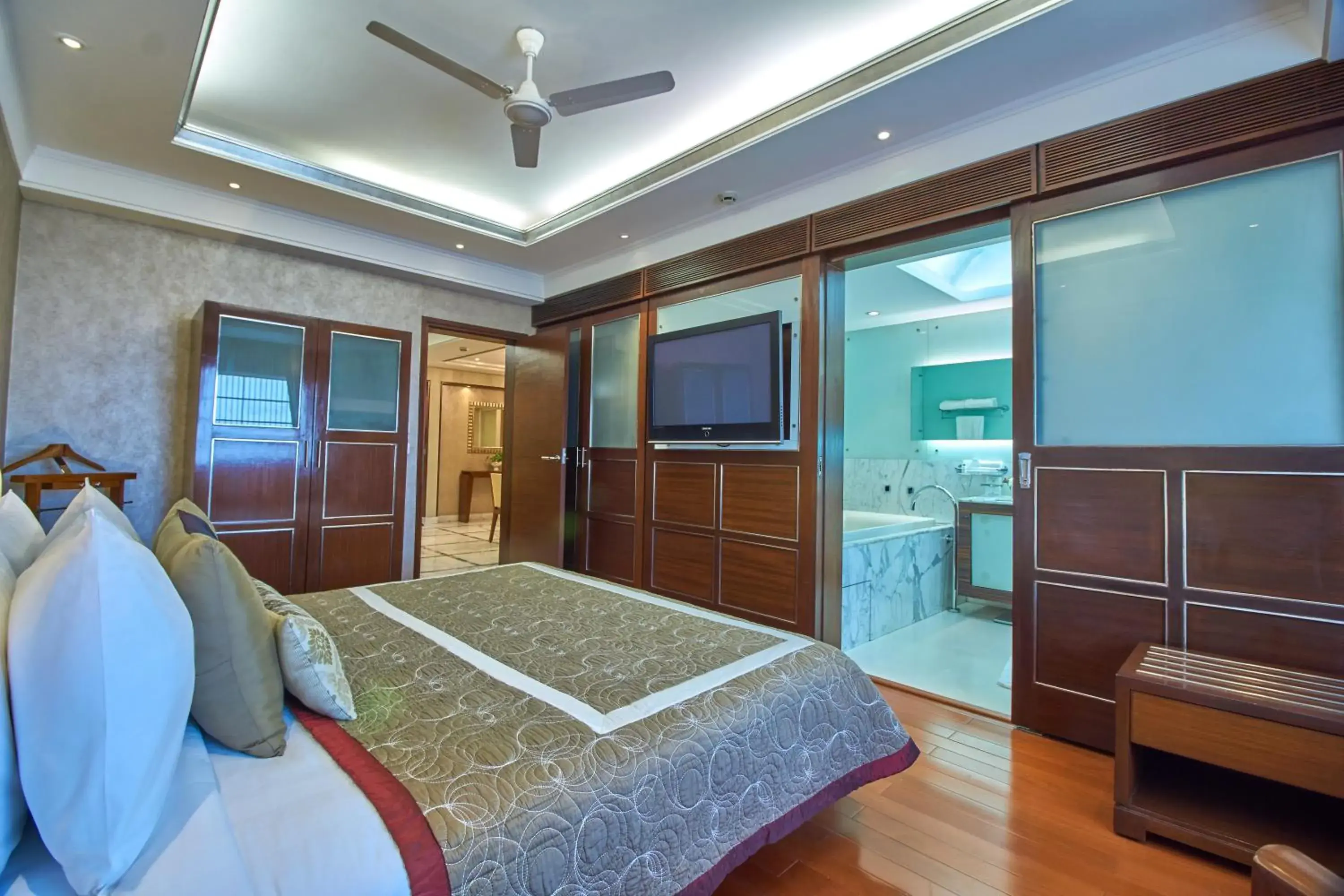 Photo of the whole room, Bed in Jaypee Vasant Continental