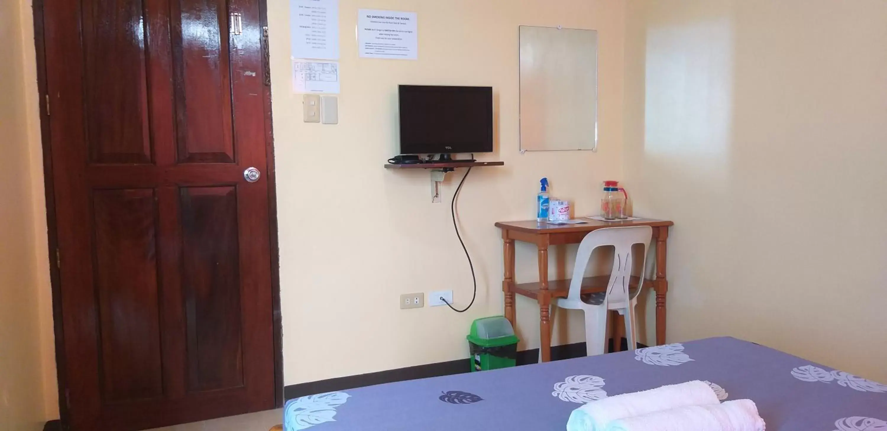 Bedroom, TV/Entertainment Center in Divine Castle Travelers Inn