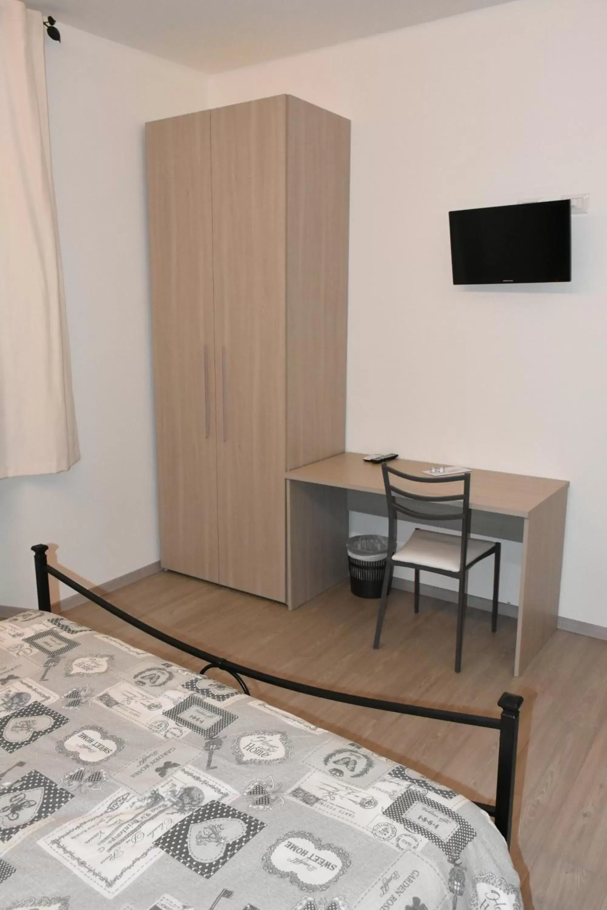 Bed, TV/Entertainment Center in Albano Station Rooms
