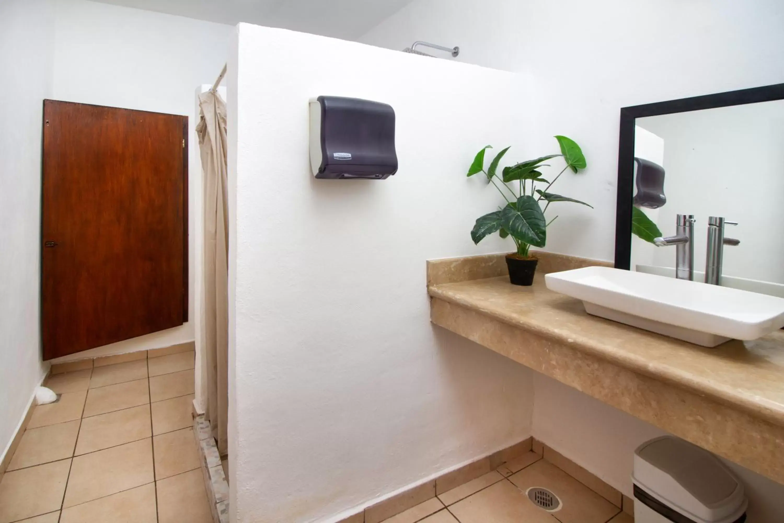 Bathroom, TV/Entertainment Center in Hotel Bosque Caribe, 5th Av. zone