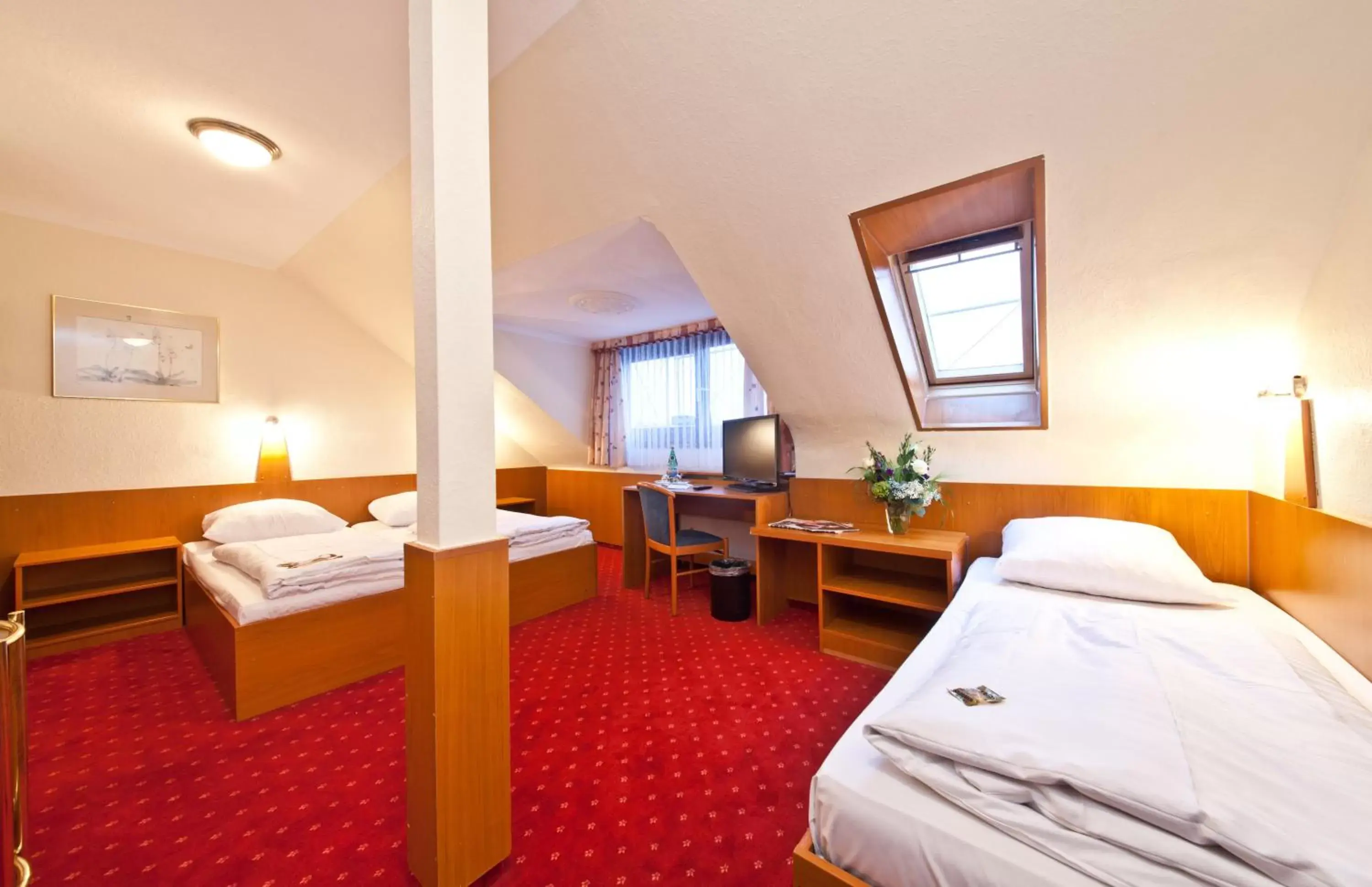 Photo of the whole room, Bed in Hotel Primus Frankfurt Sachsenhausen
