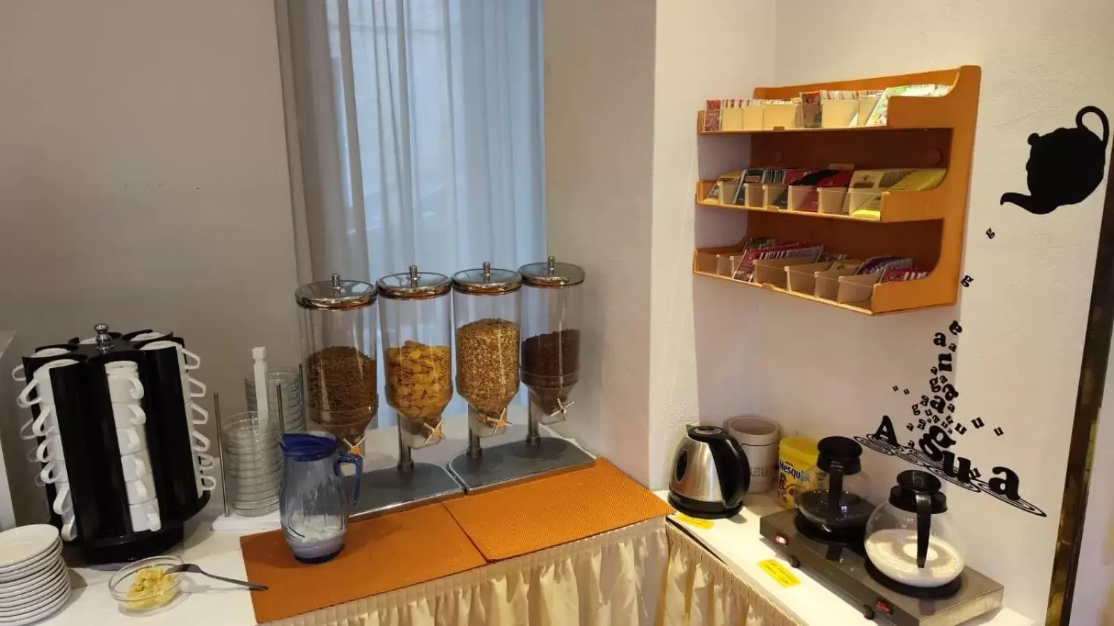 Breakfast, Kitchen/Kitchenette in Albergo Italia