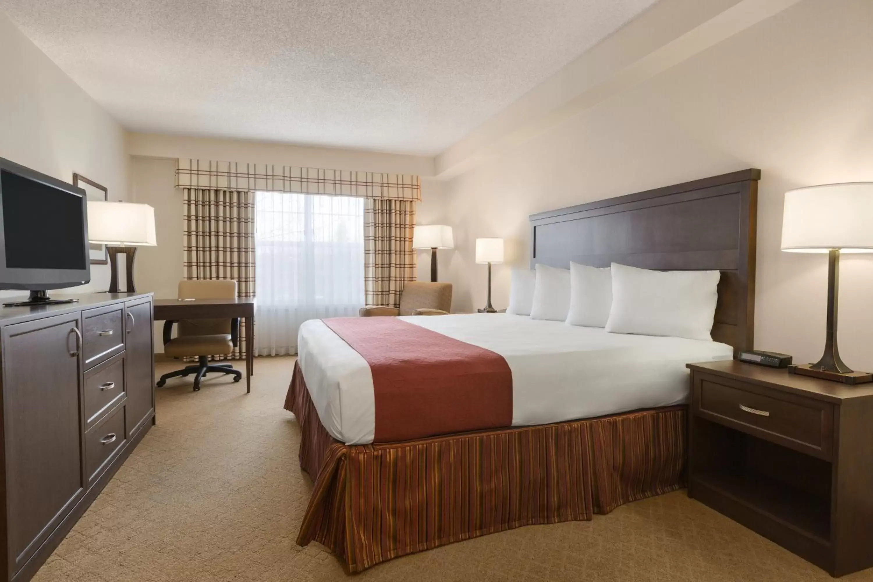 Photo of the whole room, Bed in Country Inn & Suites by Radisson, Calgary-Northeast