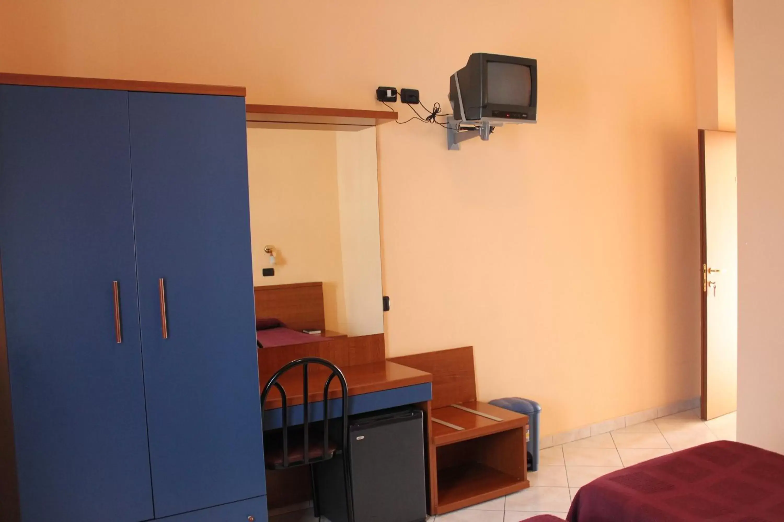 Bed, TV/Entertainment Center in Hotel Legnano