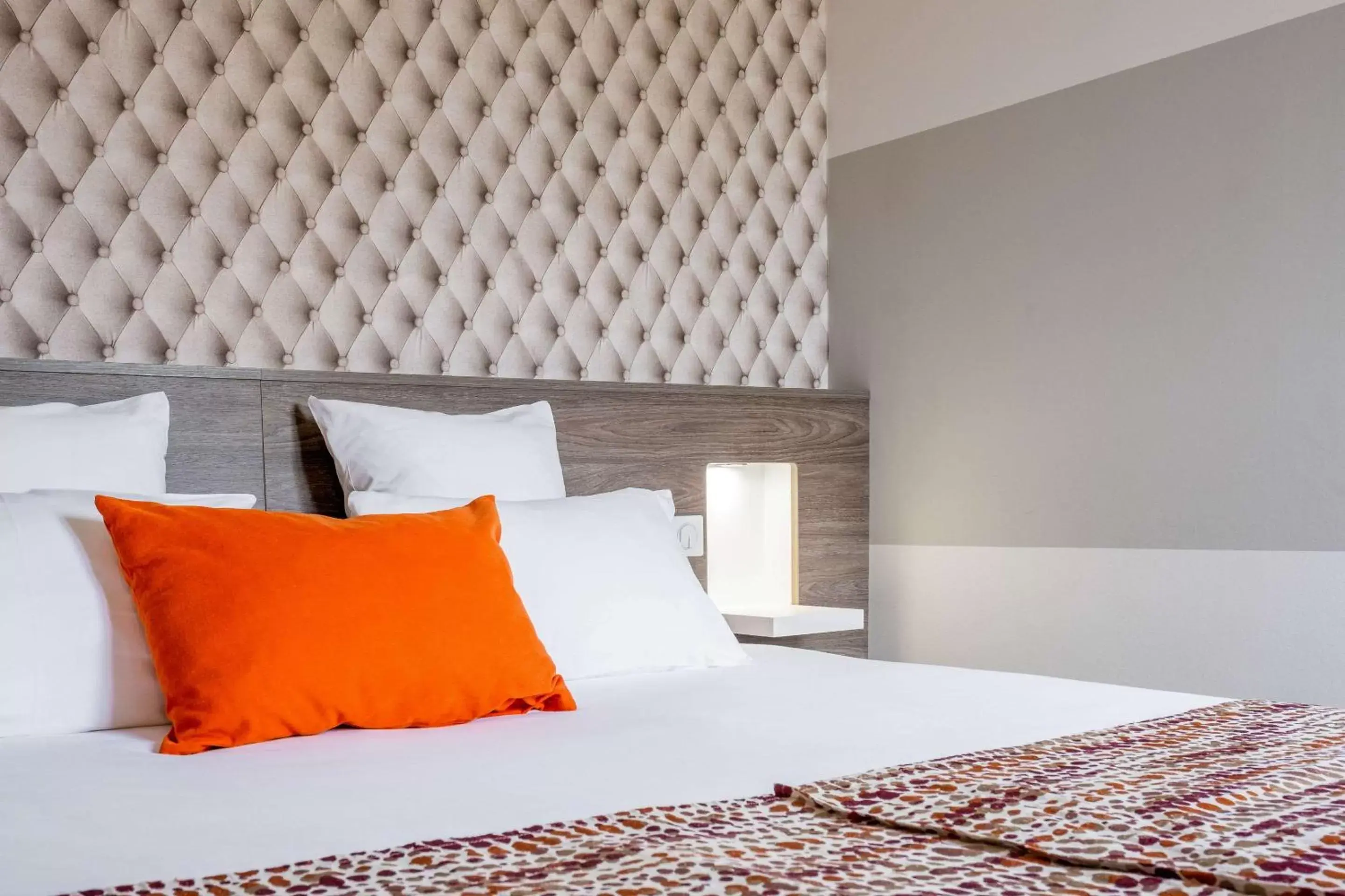 Photo of the whole room, Bed in Best Western Hôtel Agen Le Passage, Agen Sud Photo of the whole room, Bed in Best Western Hôtel Agen Le Passage, Agen Sud