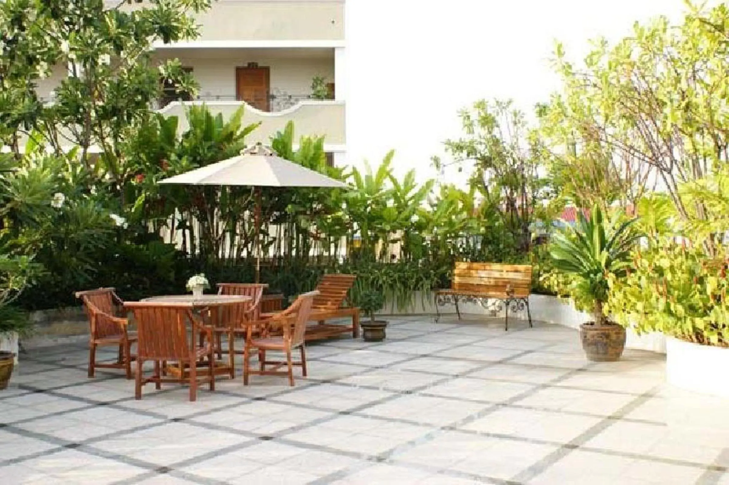 Restaurant/places to eat in LK Royal Suite Restaurant/places to eat in LK Royal Suite