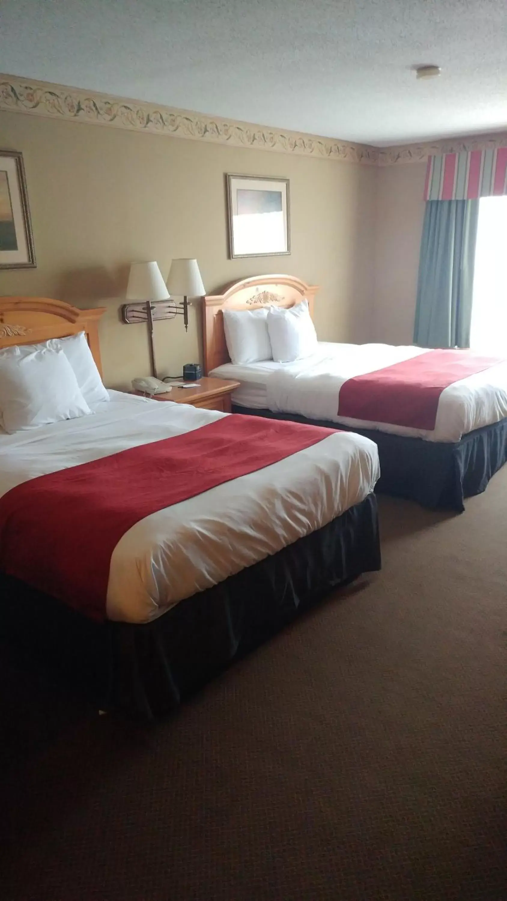 Bedroom, Bed in Country Inn & Suites by Radisson, Waterloo, IA