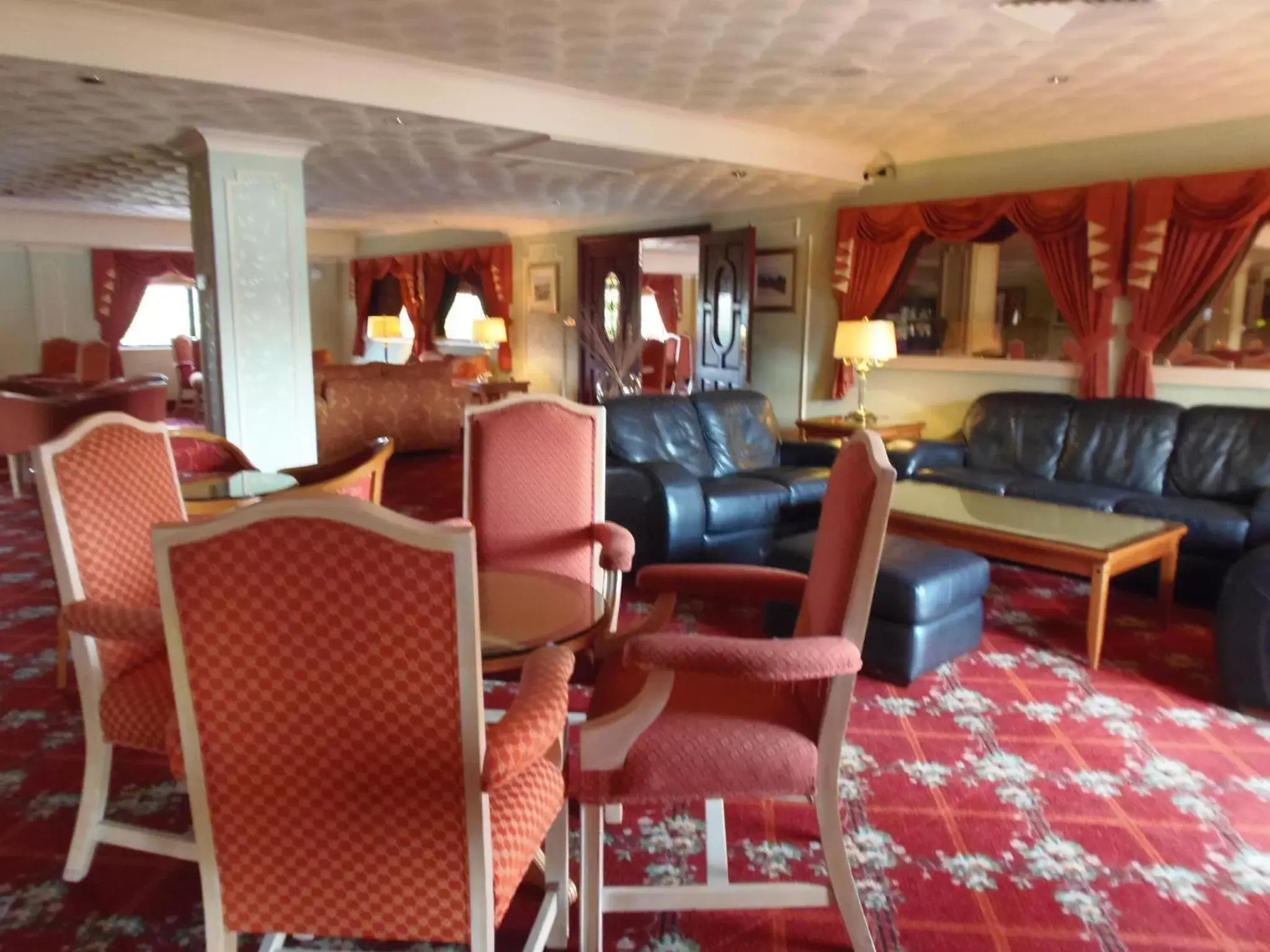Lounge or bar in Lakeside International Hotel