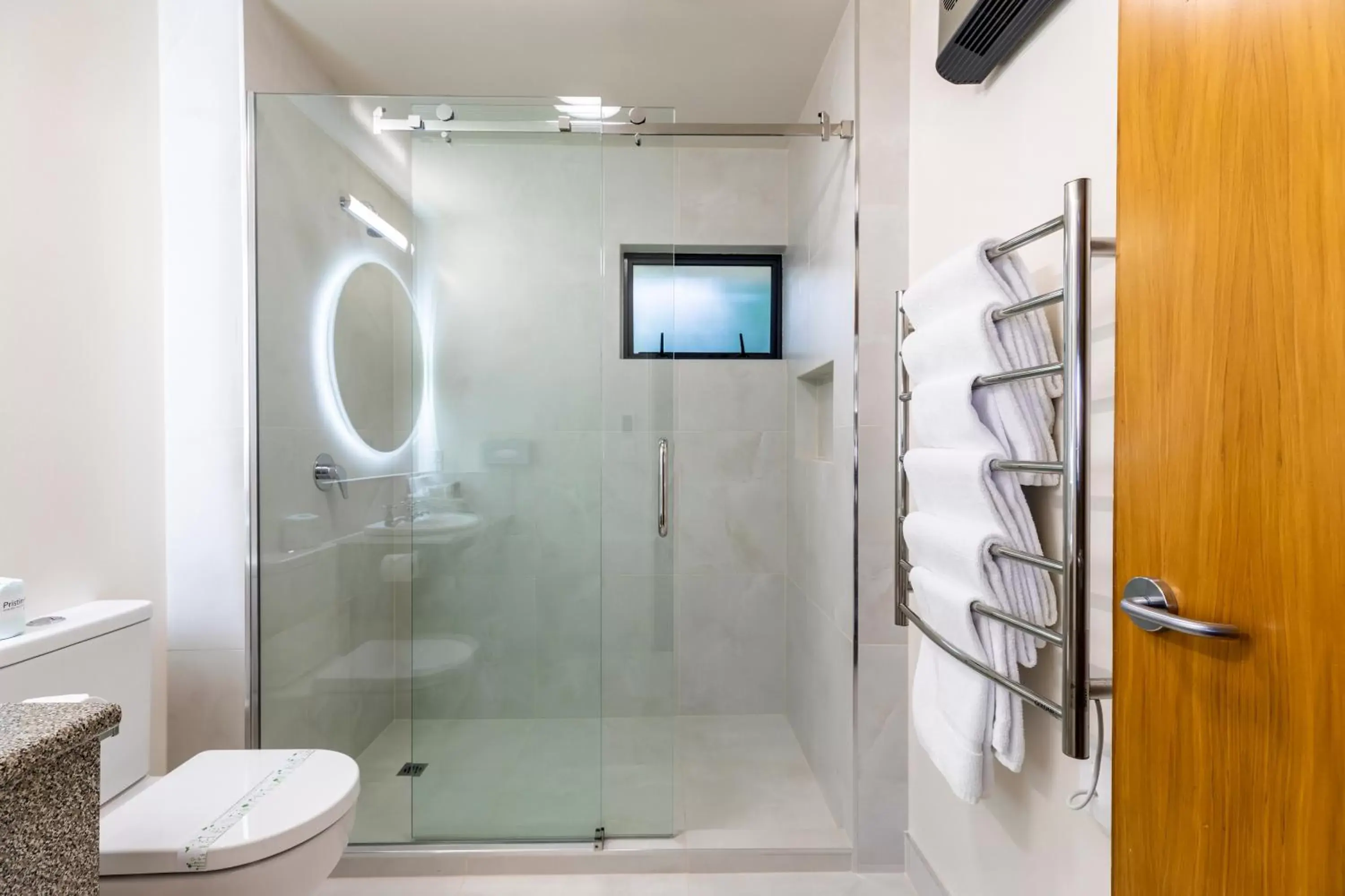 Shower, Bathroom in Bella Vista Motel Wellington