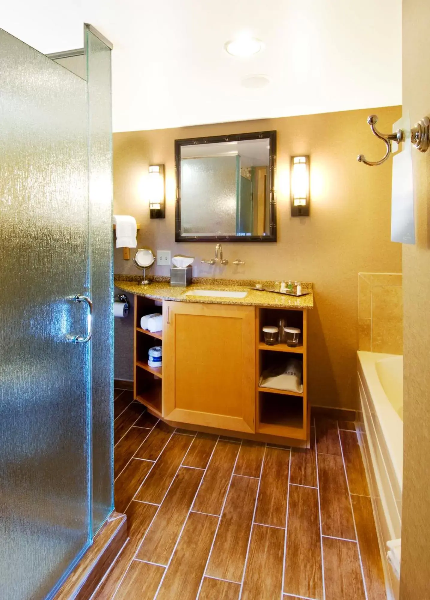 Shower, Kitchen/Kitchenette in High Peaks Resort
