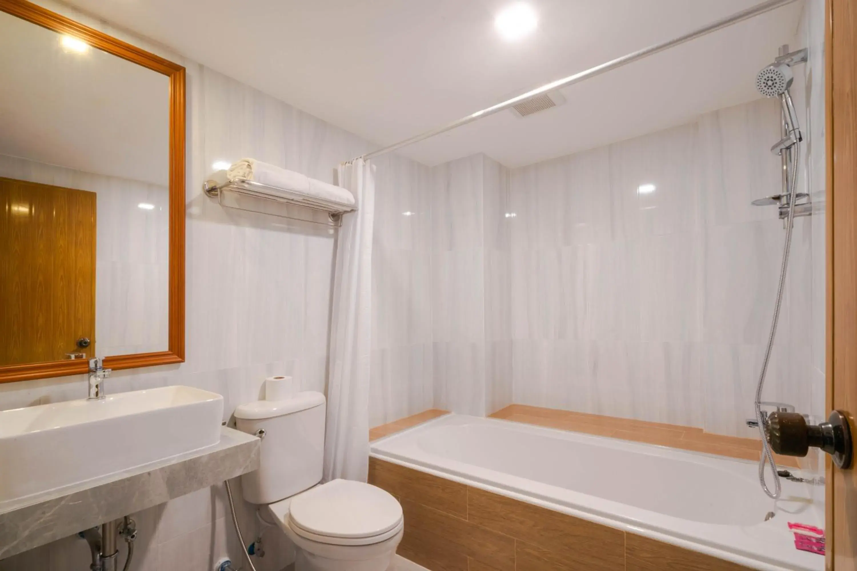 Bathroom in Shangwell Mansions Pattaya