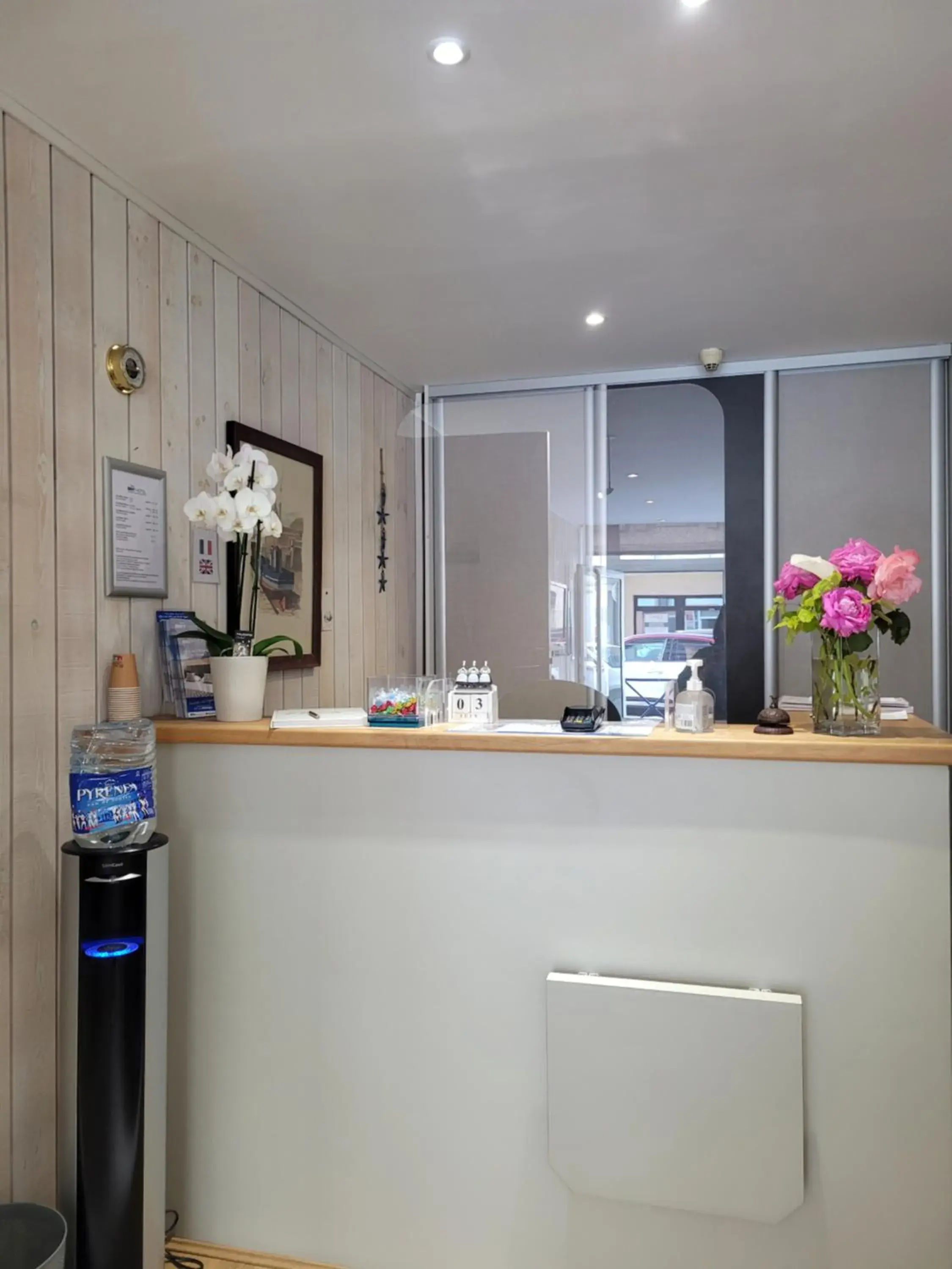 Lobby or reception, Kitchen/Kitchenette in Brit Hotel des Halles