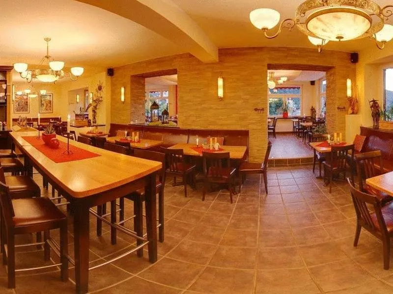 Restaurant/places to eat in Stumbergers Hotel - free parking -