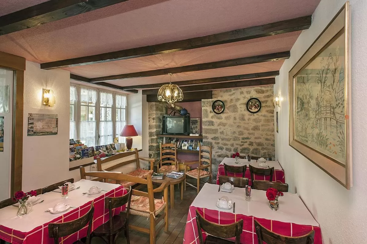 Communal lounge/ TV room in Hôtel Le Portalou