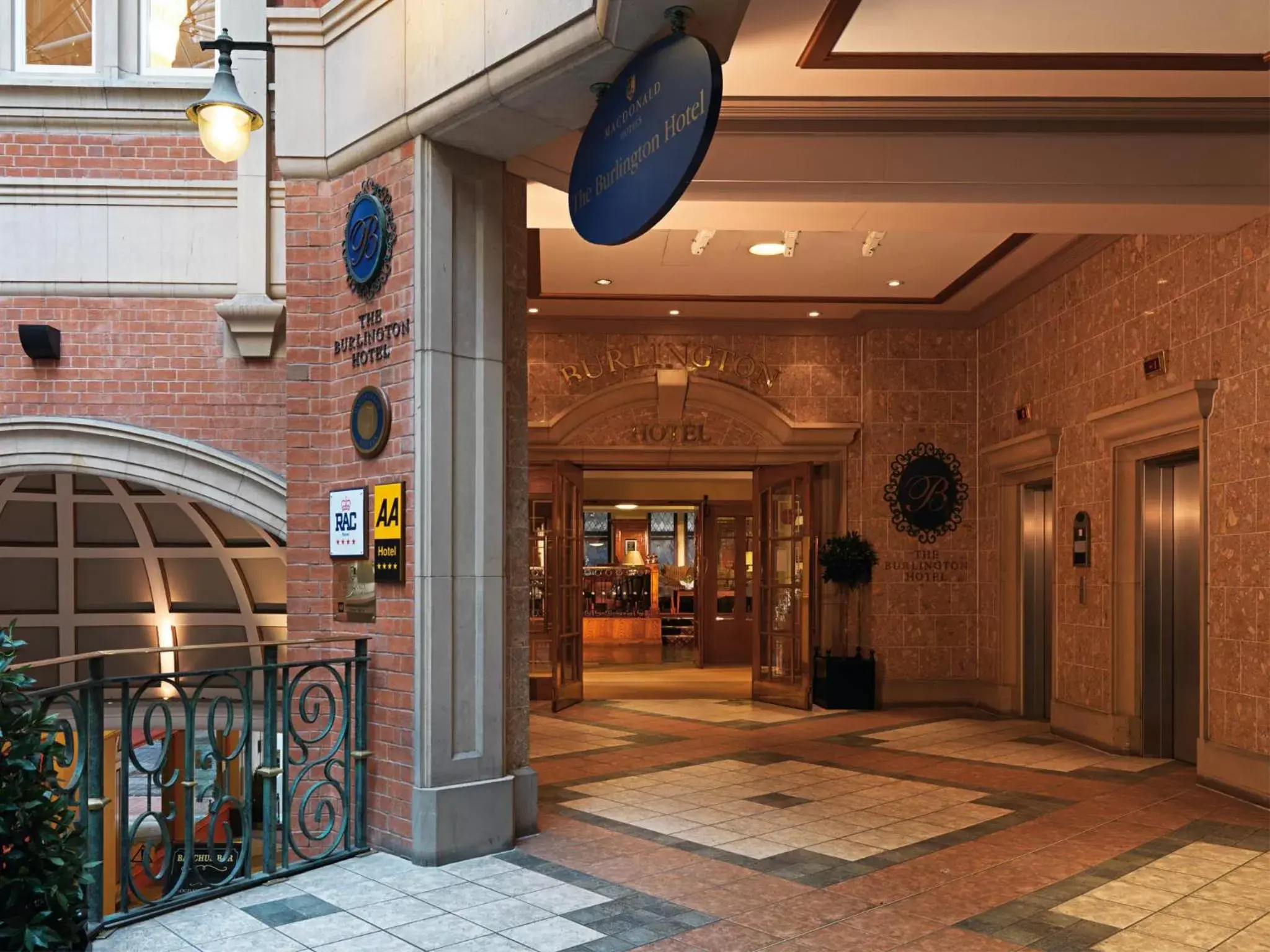 Facade/entrance in Macdonald Burlington Hotel