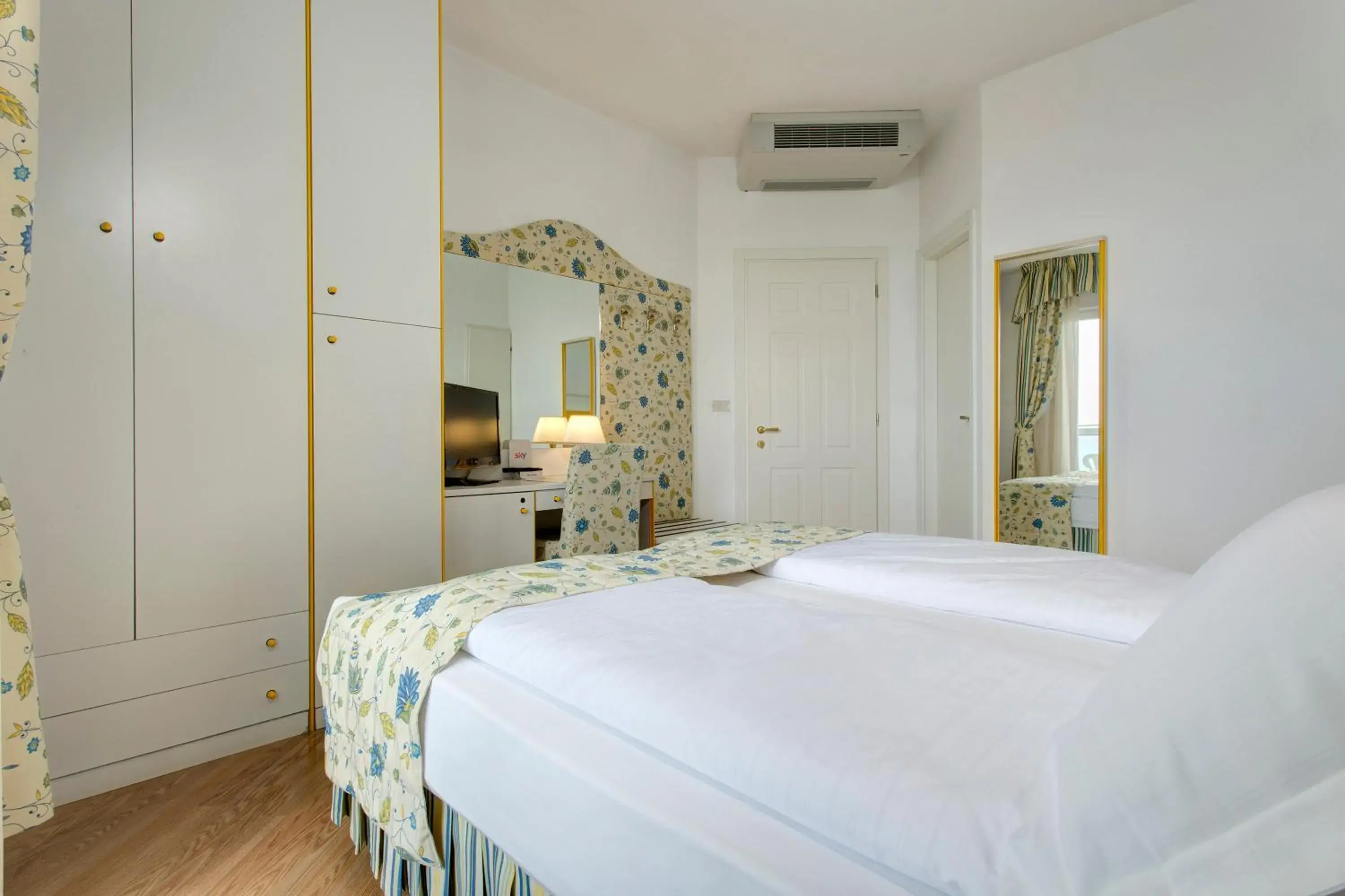 Photo of the whole room, Bed in Hotel Cavalieri Palace