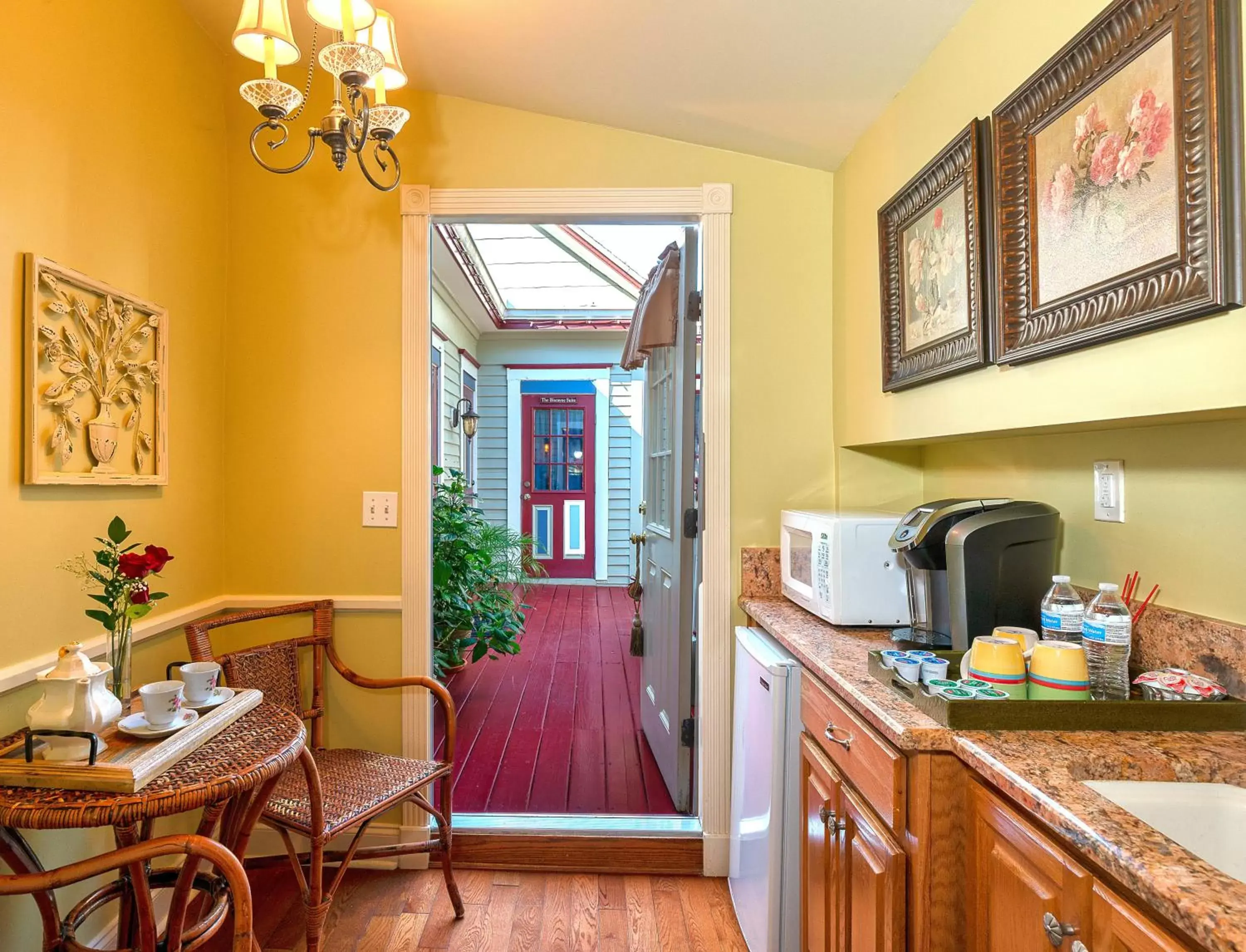 Coffee/tea facilities, Kitchen/Kitchenette in Cedar House Inn