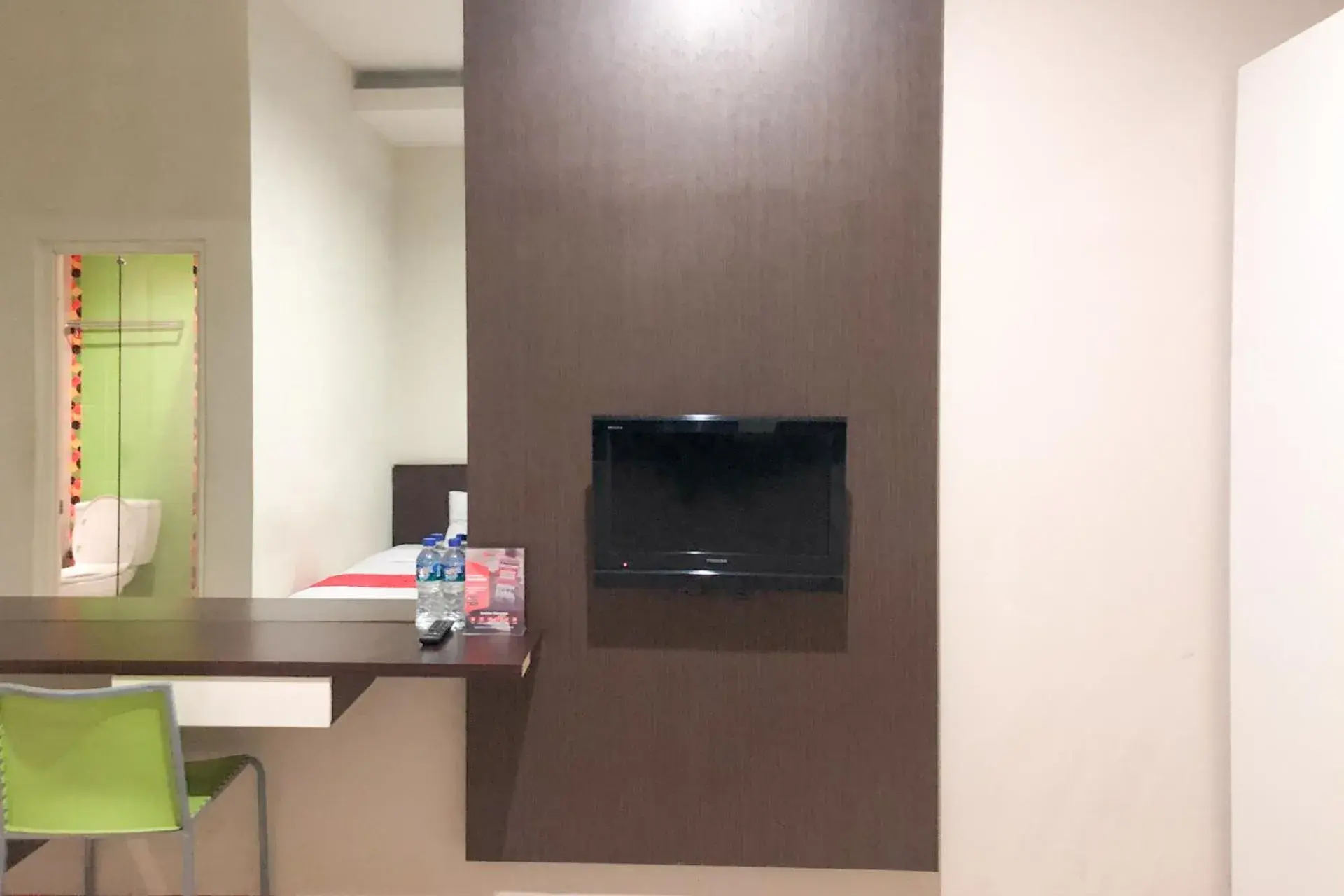 Bed, TV/Entertainment Center in RedDoorz near Pantai Pede