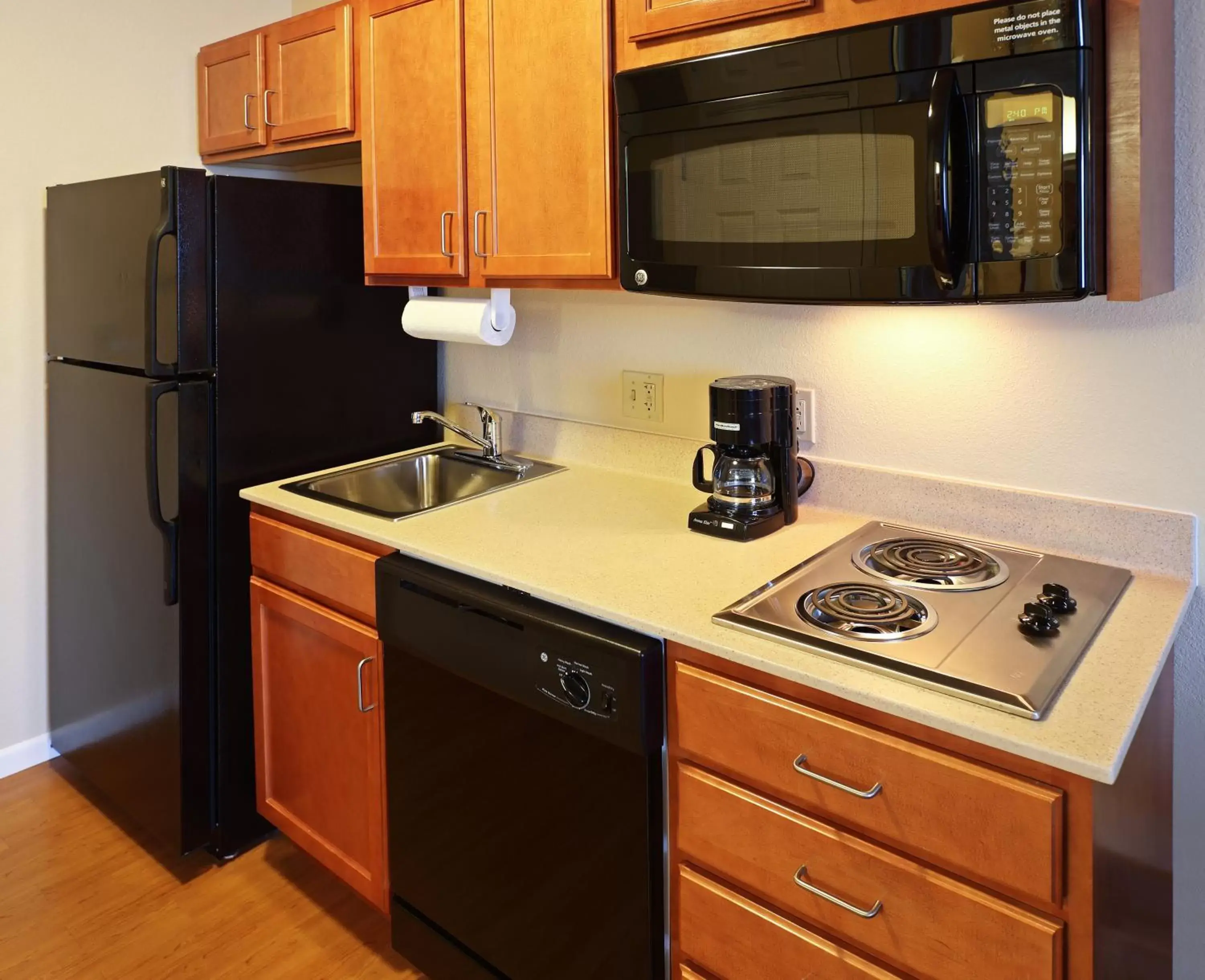 Bedroom, Kitchen/Kitchenette in Candlewood Suites Fayetteville, an IHG Hotel