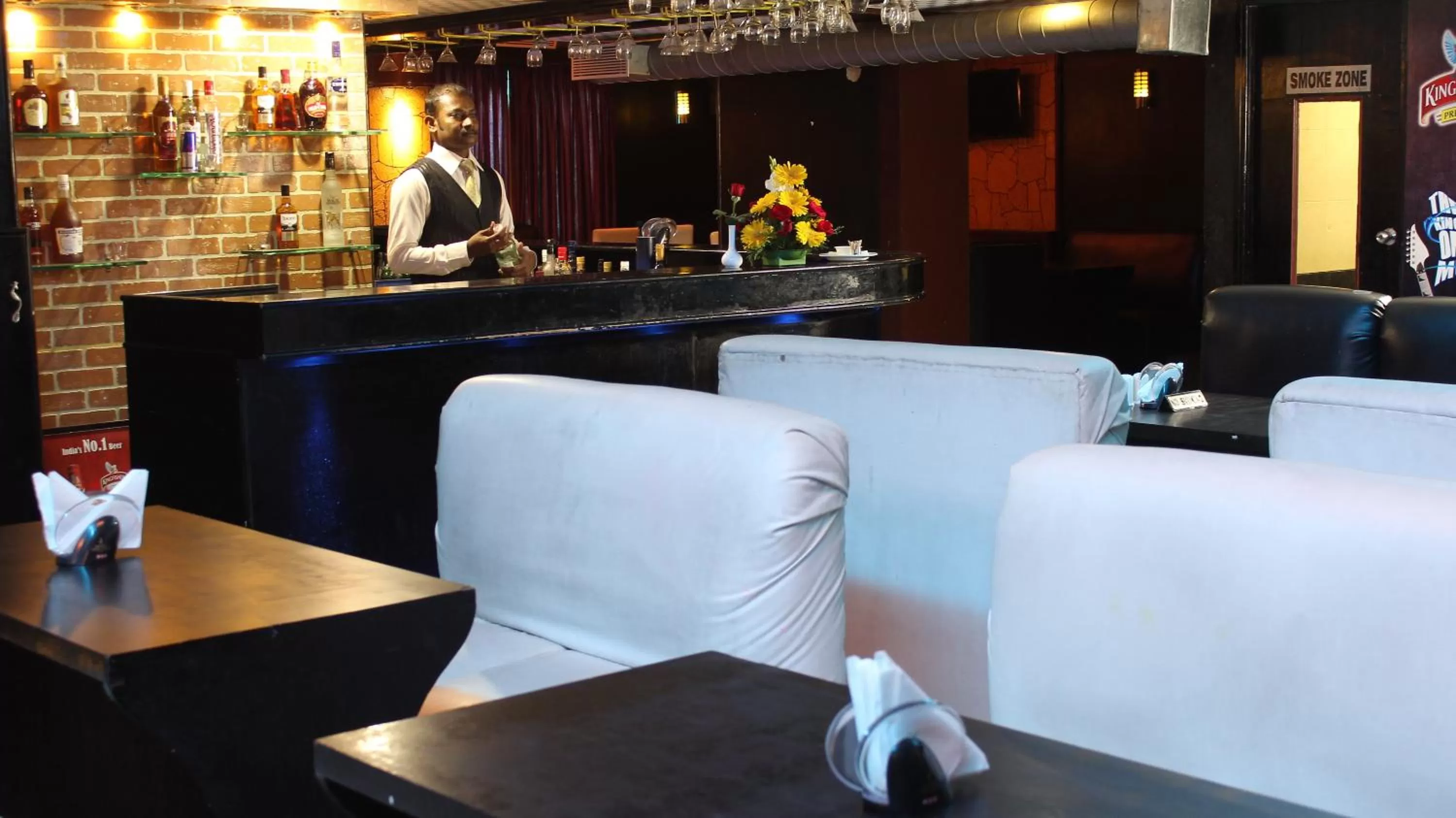 Restaurant/places to eat in Hotel Chennai Gate