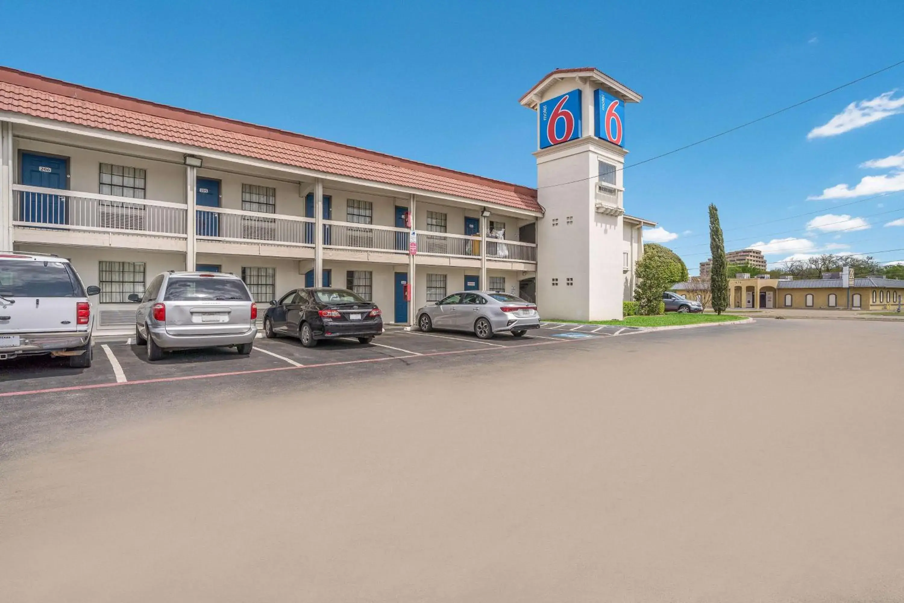 Property building in Motel 6-Dallas, TX - Market Center