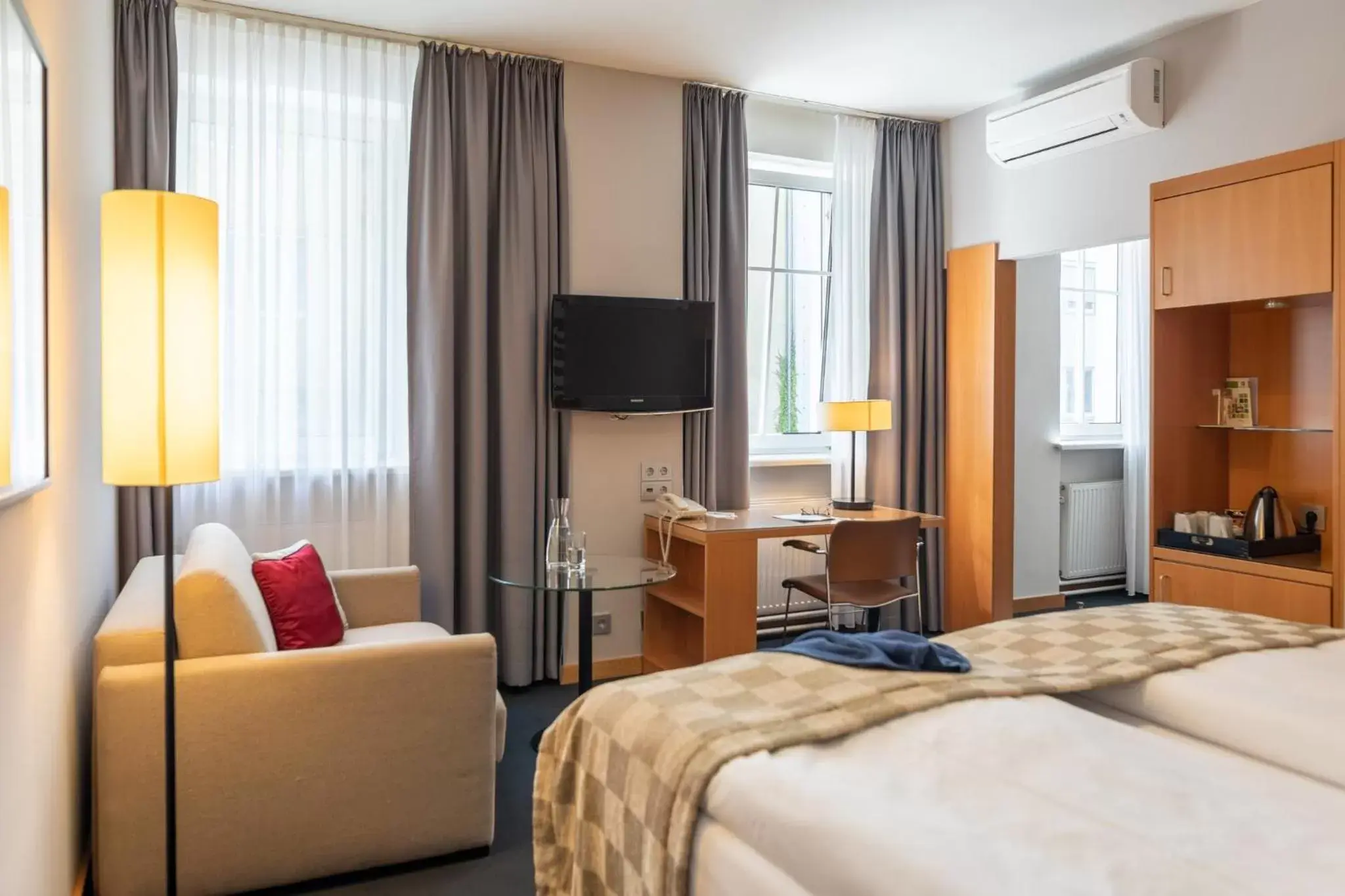 Photo of the whole room, TV/Entertainment Center in Holiday Inn Vienna City, an IHG Hotel