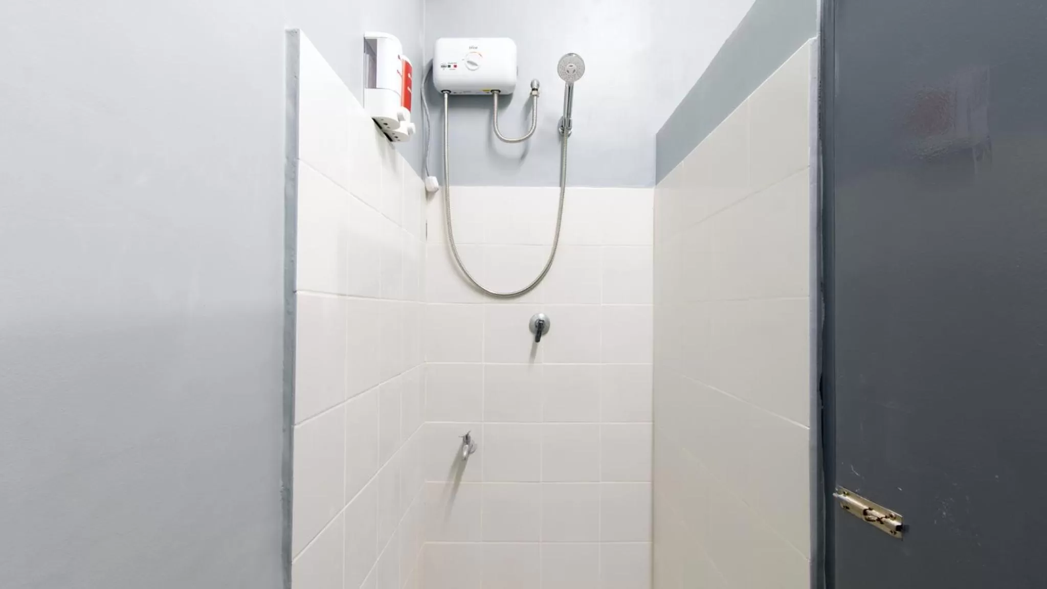 Shower in RedDoorz @ Sunfields Lipa Batangas