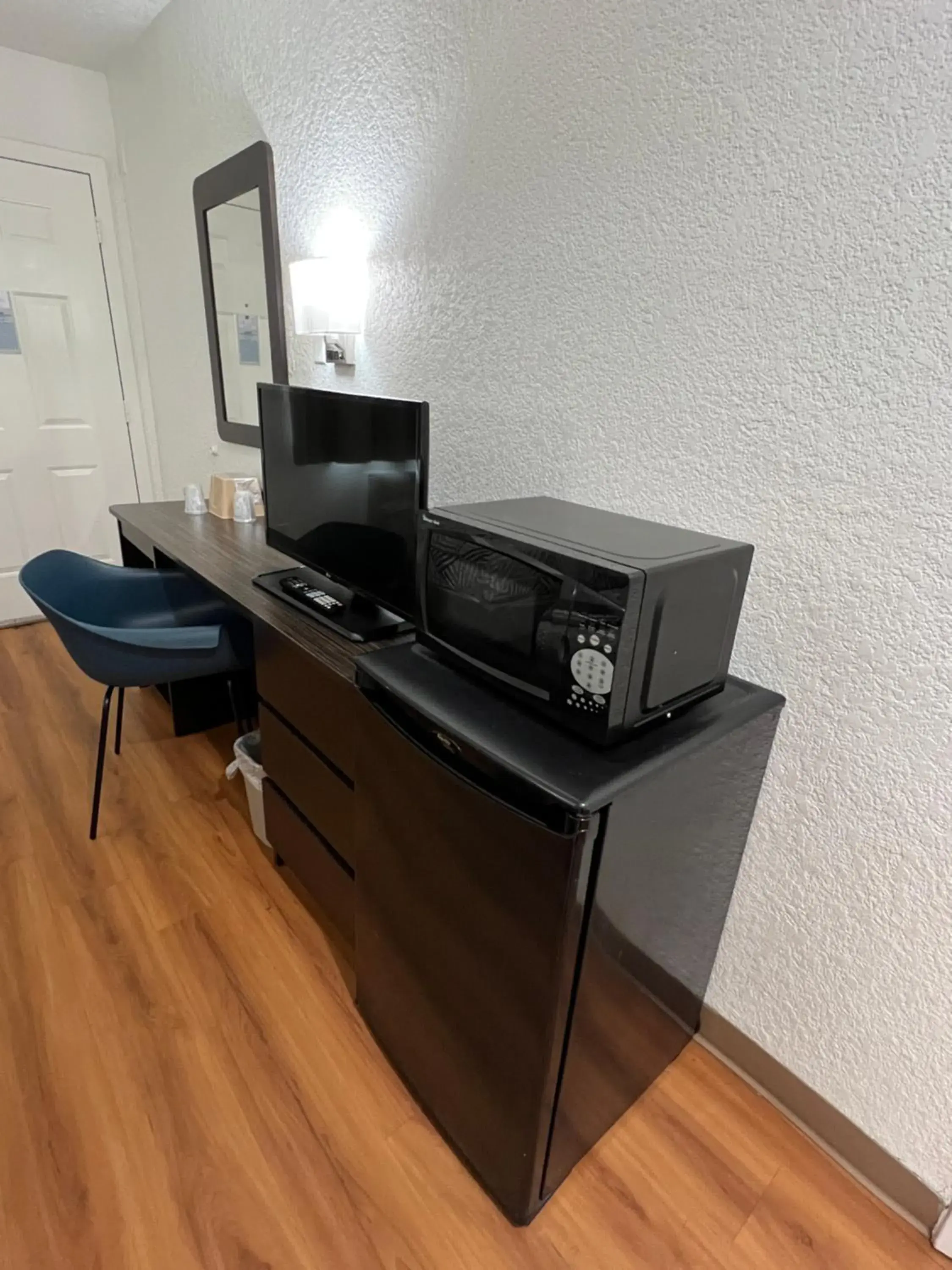 minibar, TV/Entertainment Center in Motel 6-Longview, TX