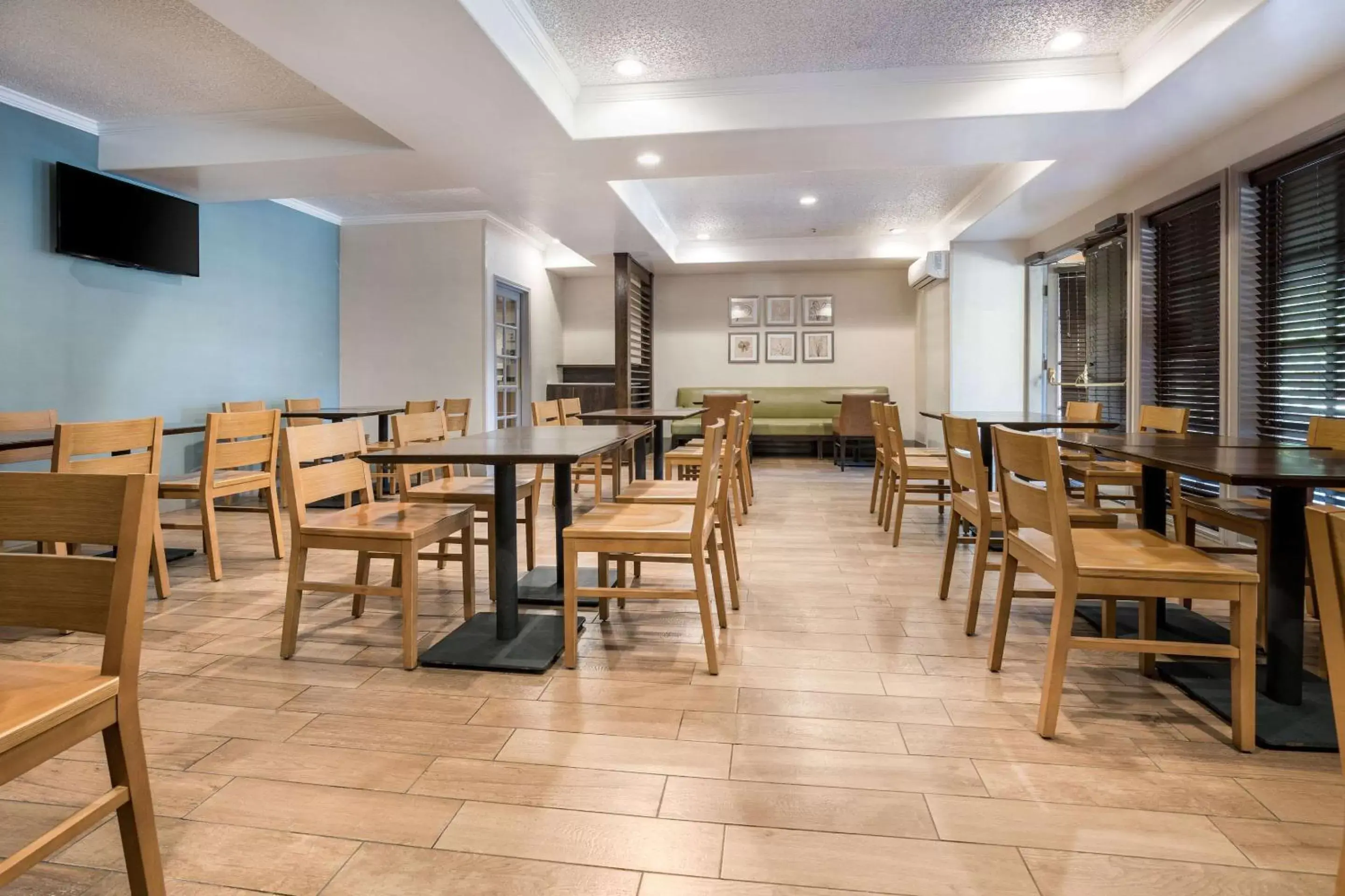 Breakfast, Restaurant/Places to Eat in MainStay Suites John Wayne Airport, a Choice Hotel