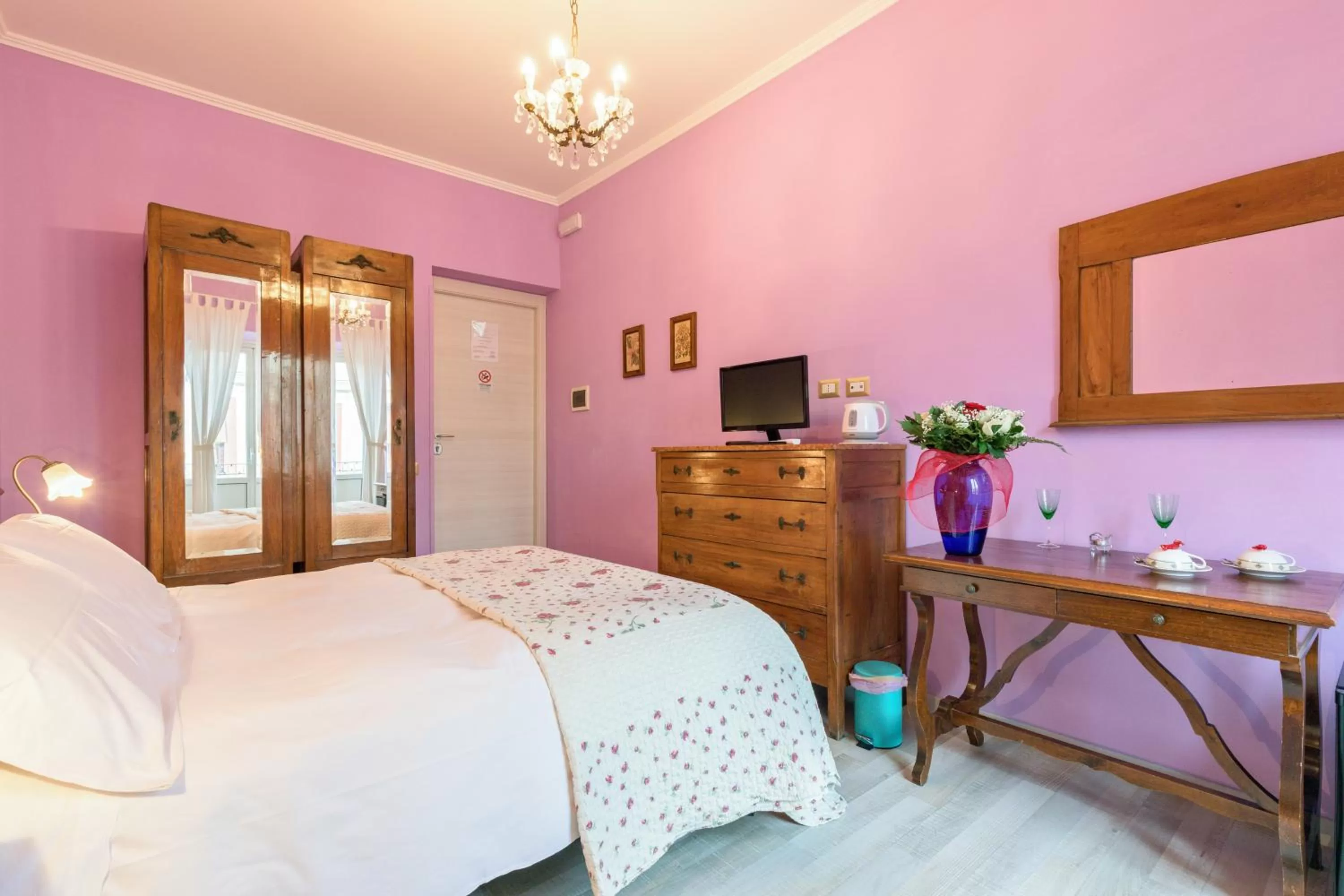 Photo of the whole room, Bed in A Roman Tale B&B