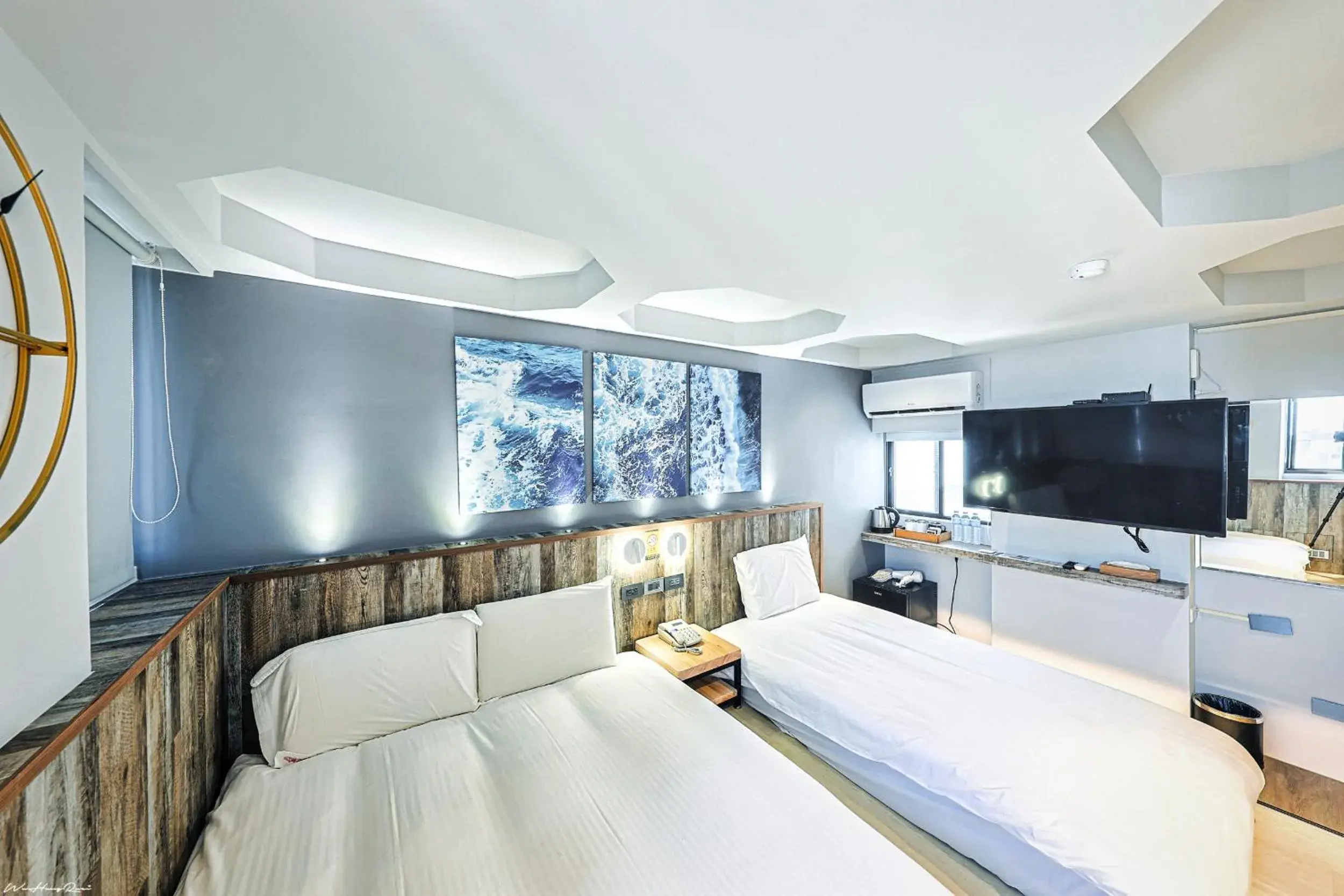 Bed, TV/Entertainment Center in YESHOME HOTEL