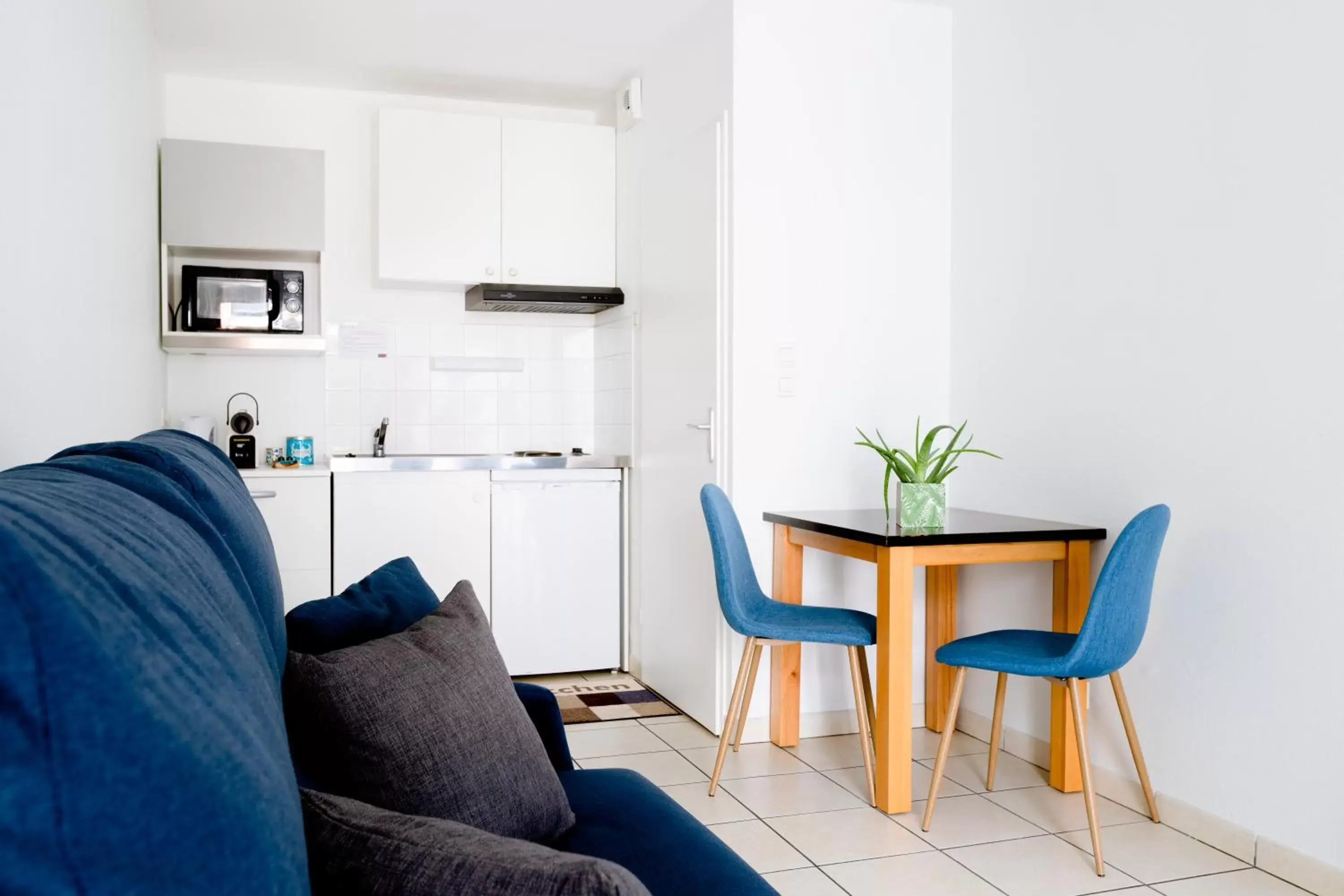 Kitchen or kitchenette, Dining Area in Cerise Nantes Atlantis