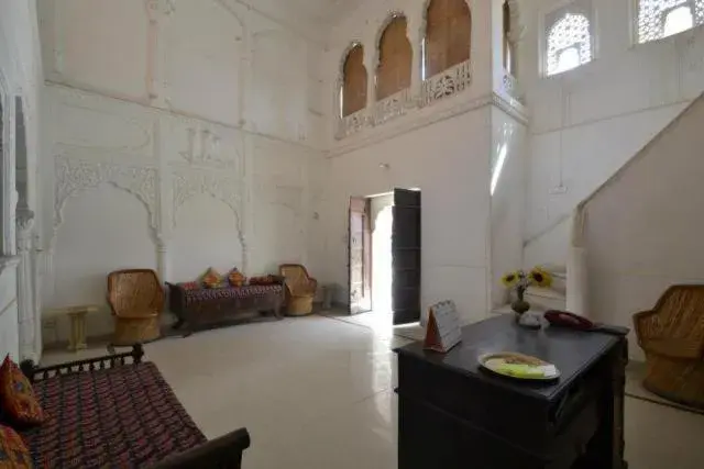 Lobby or reception, Kitchen/Kitchenette in Rawla Mrignayani Palace