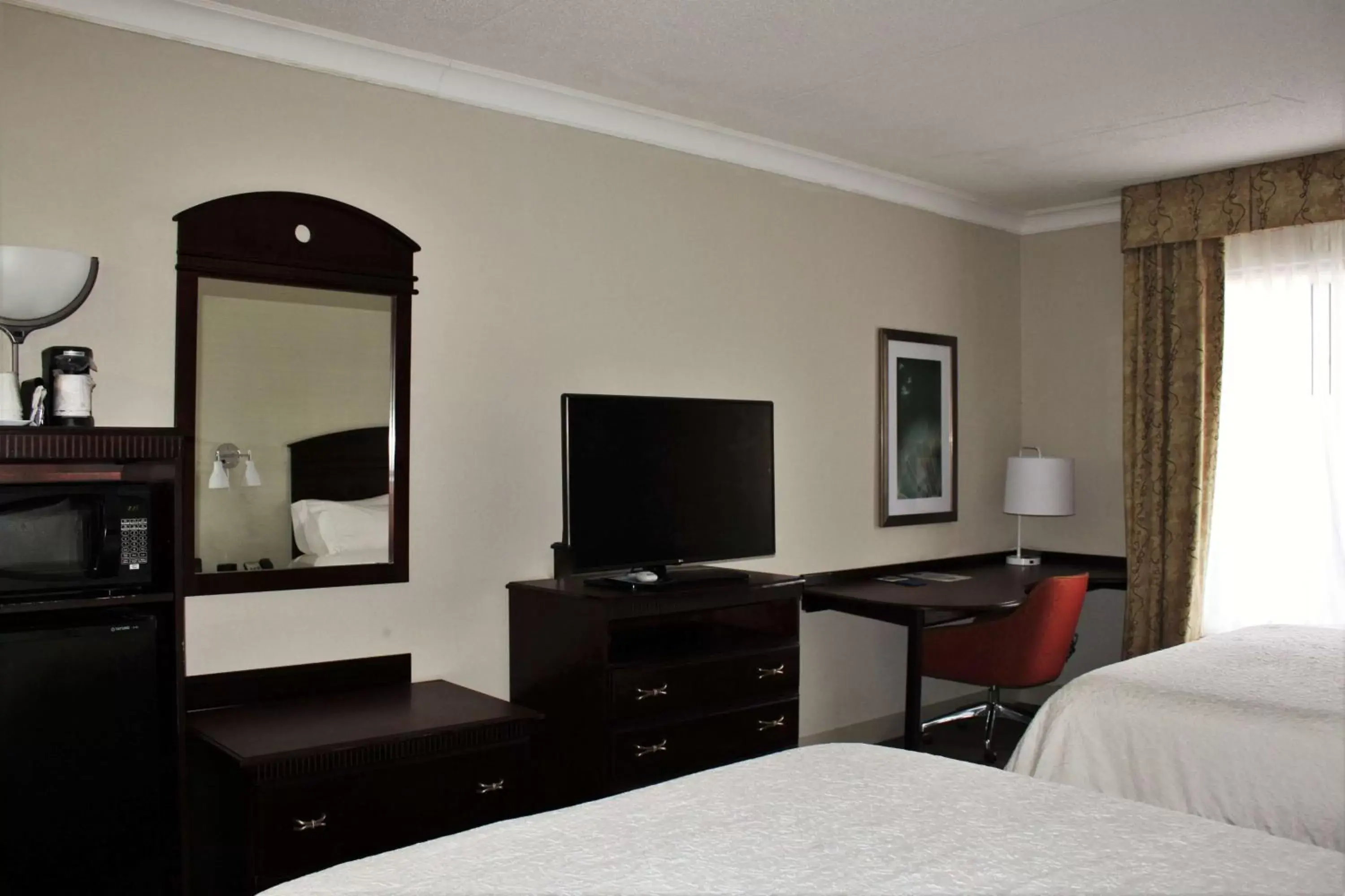 Bed, TV/Entertainment Center in Hampton Inn Americus