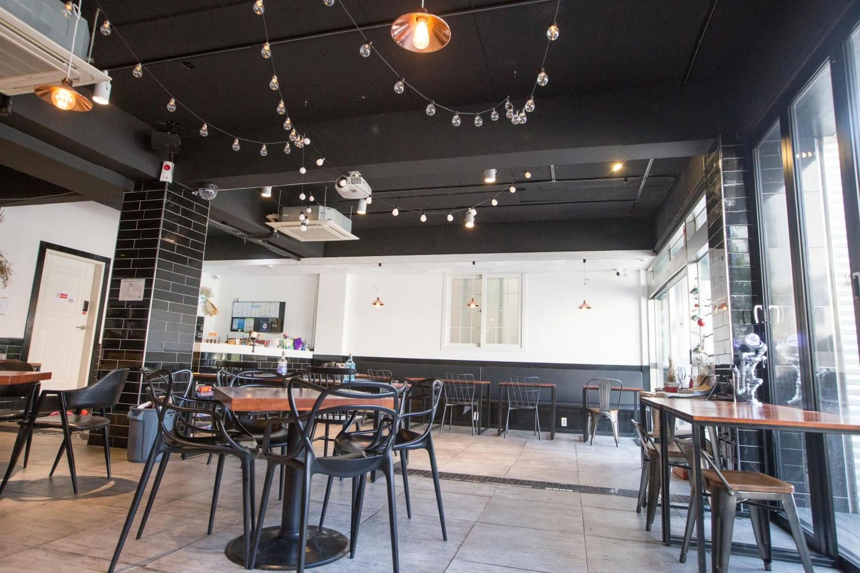 Seating area in SUM Guesthouse Jeju Airport