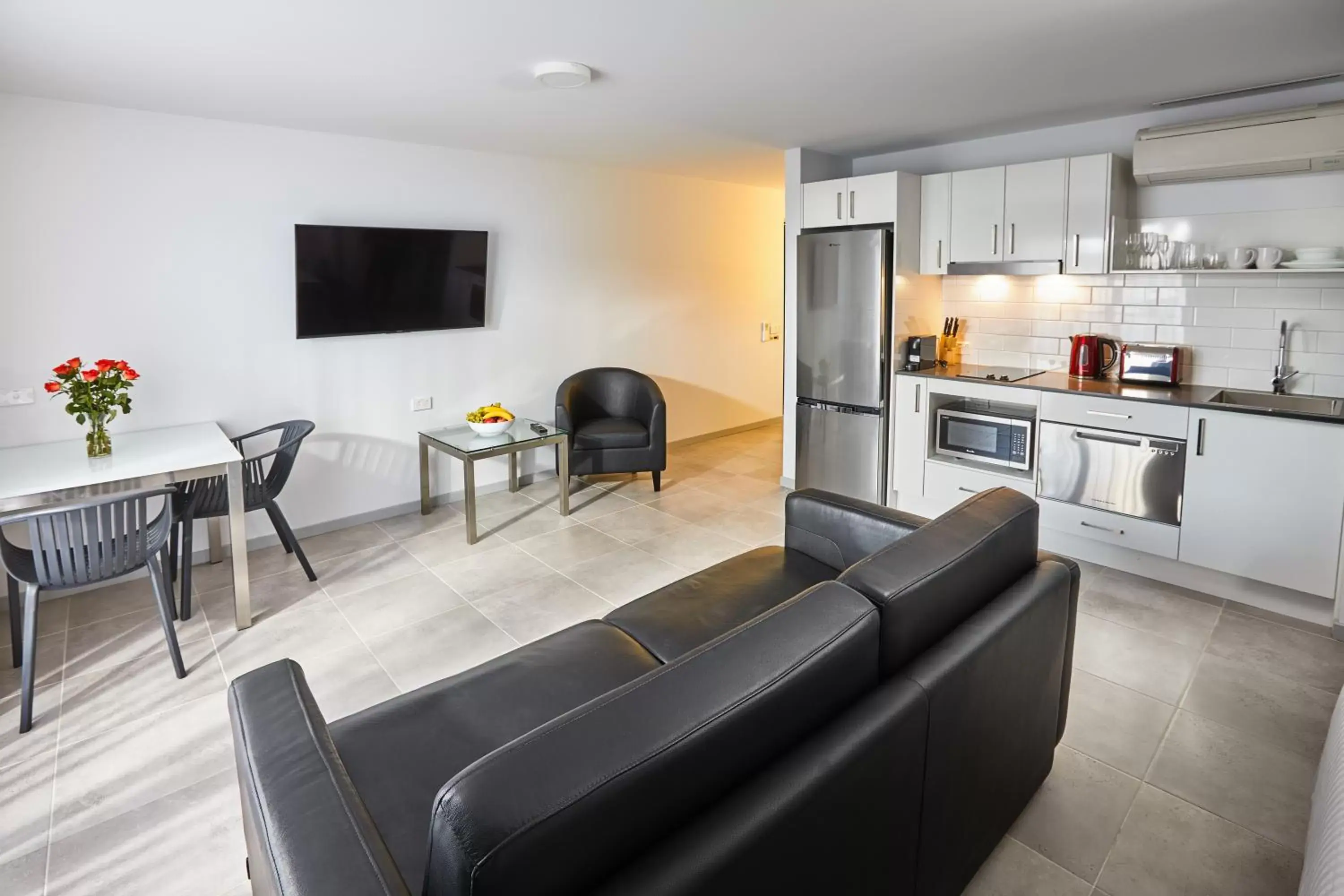 Kitchen or kitchenette, Seating Area in East Maitland Executive Apartments