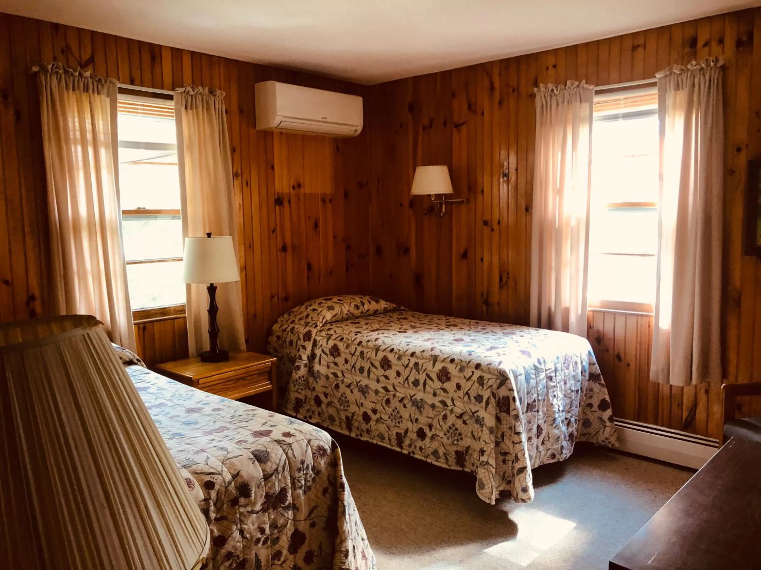 Photo of the whole room, Bed in Gray Ghost Inn
