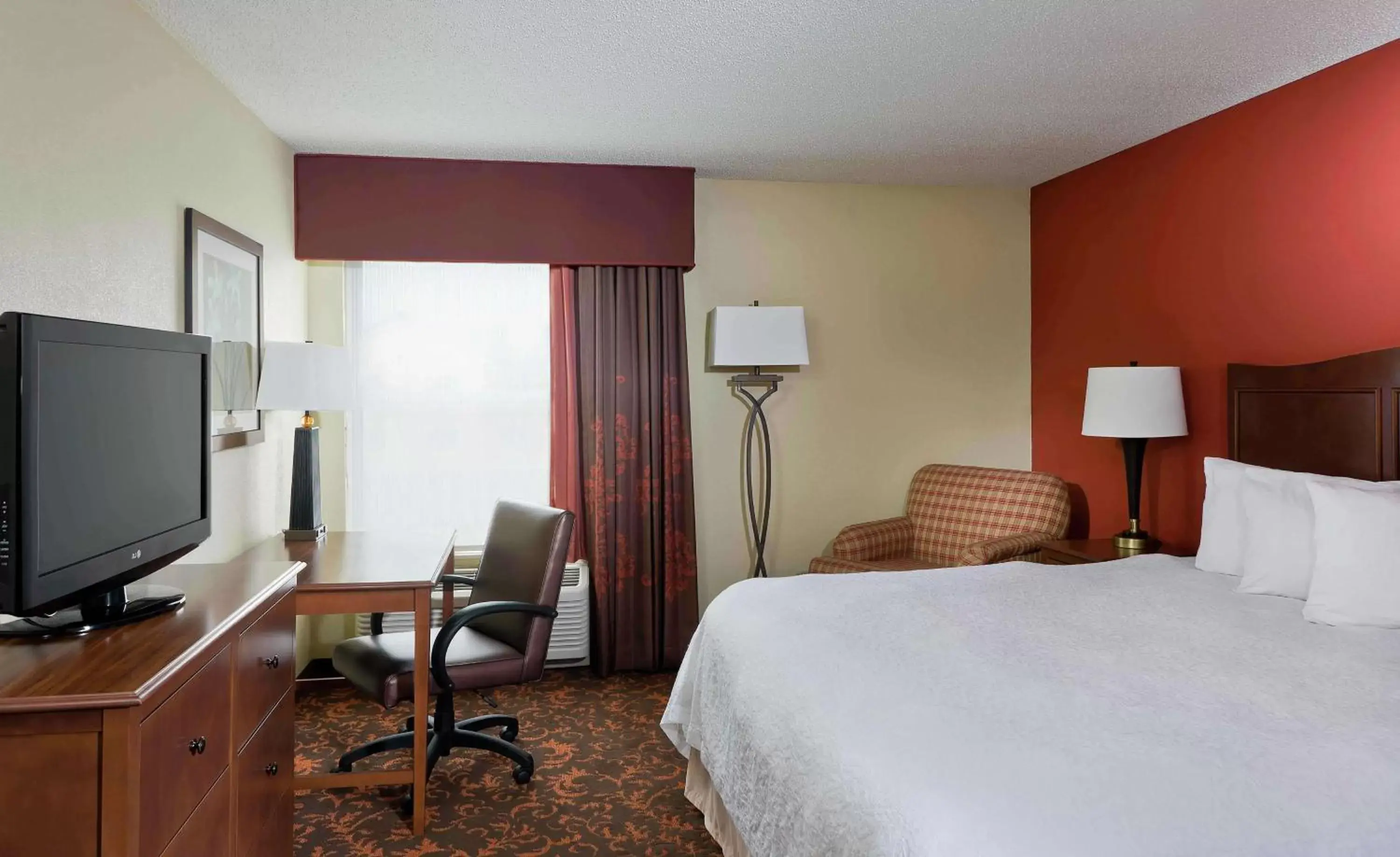 Bedroom, Bed in Hampton Inn Chicago-Tinley Park