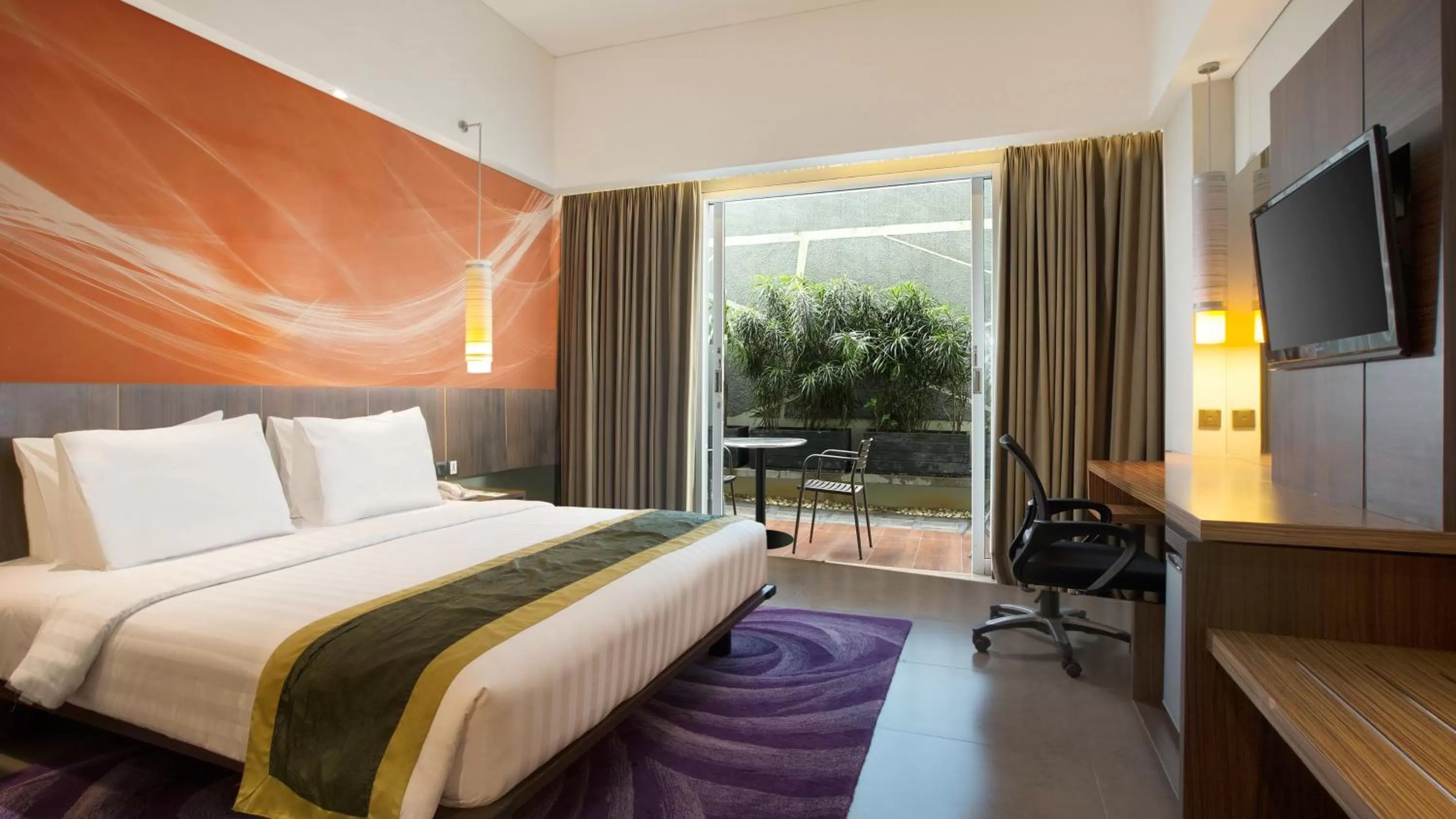 Photo of the whole room, Bed in Holiday Inn Bandung Pasteur by IHG