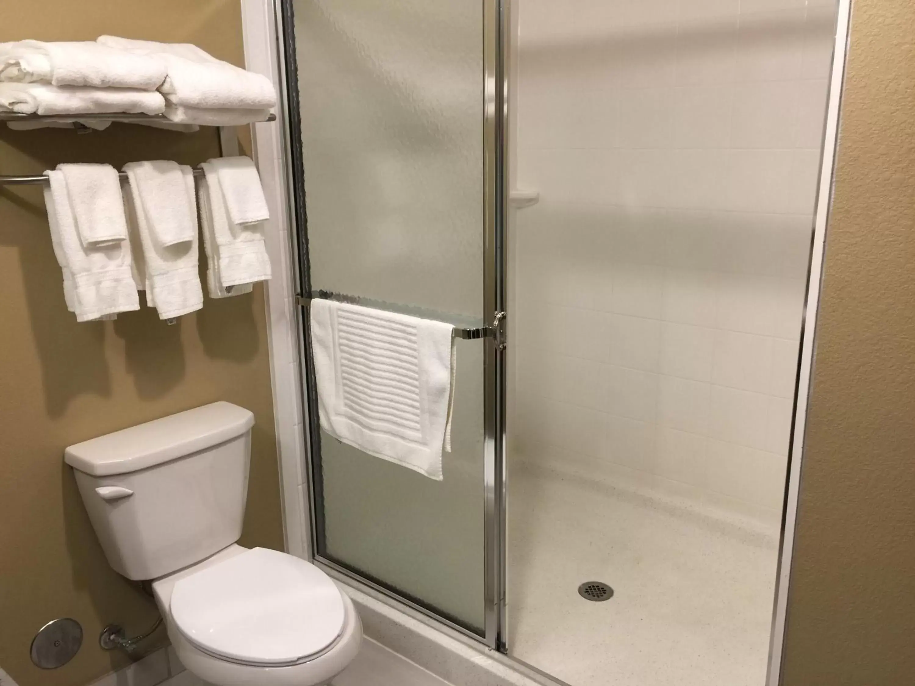 Bathroom in Comfort Suites Uniontown