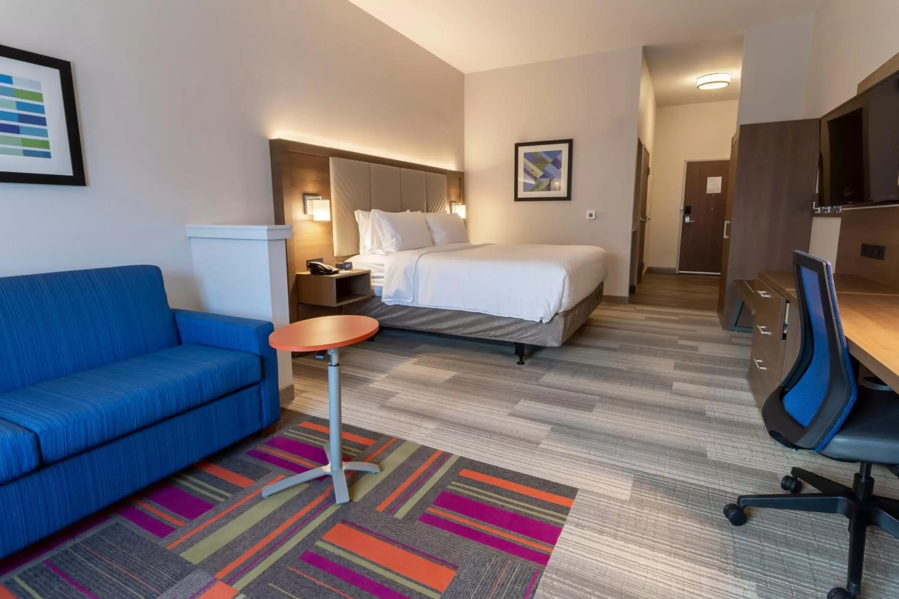 Bed in Holiday Inn Express & Suites - Columbus - Worthington, an IHG Hotel