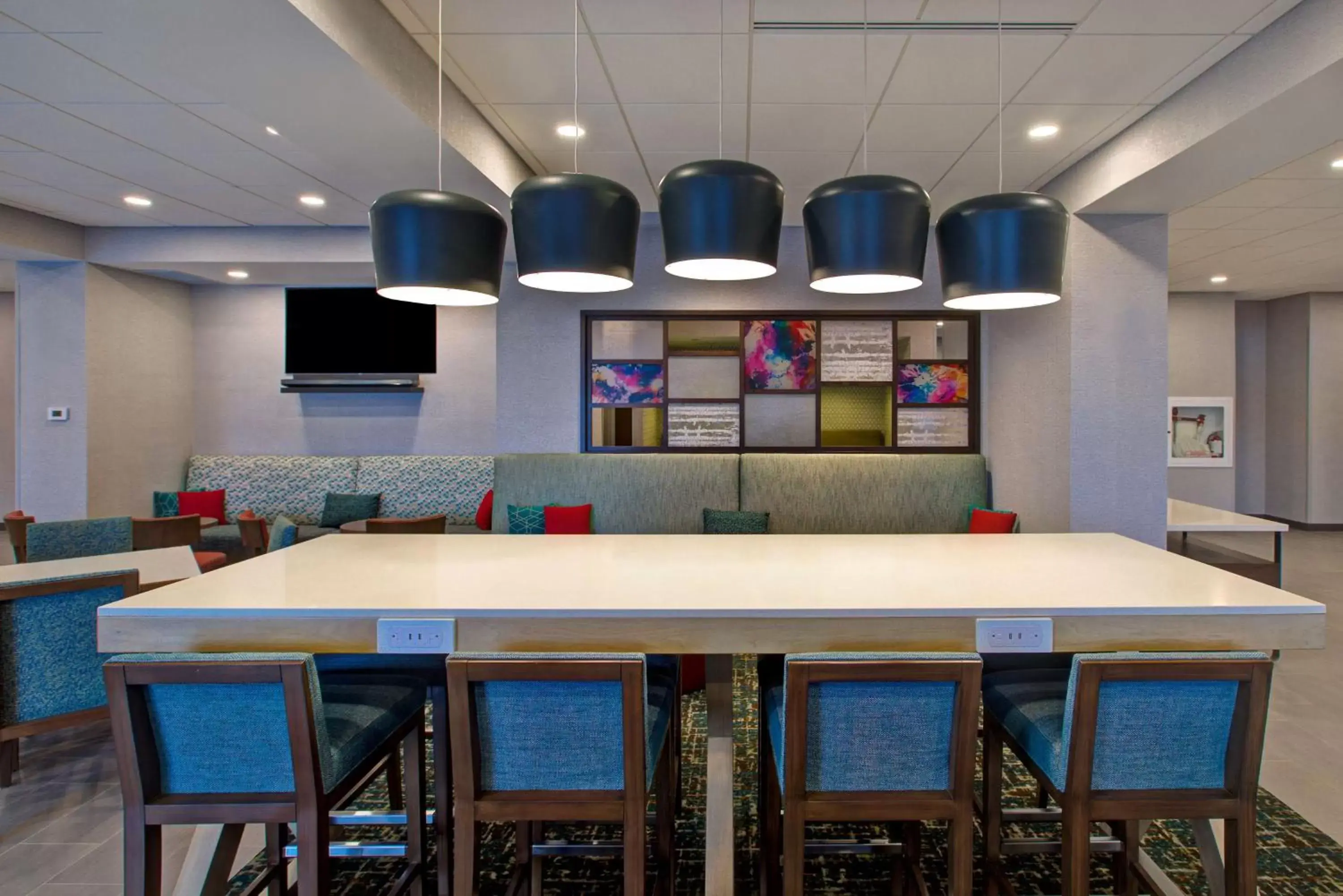 Dining area in Hampton Inn Brockville, On