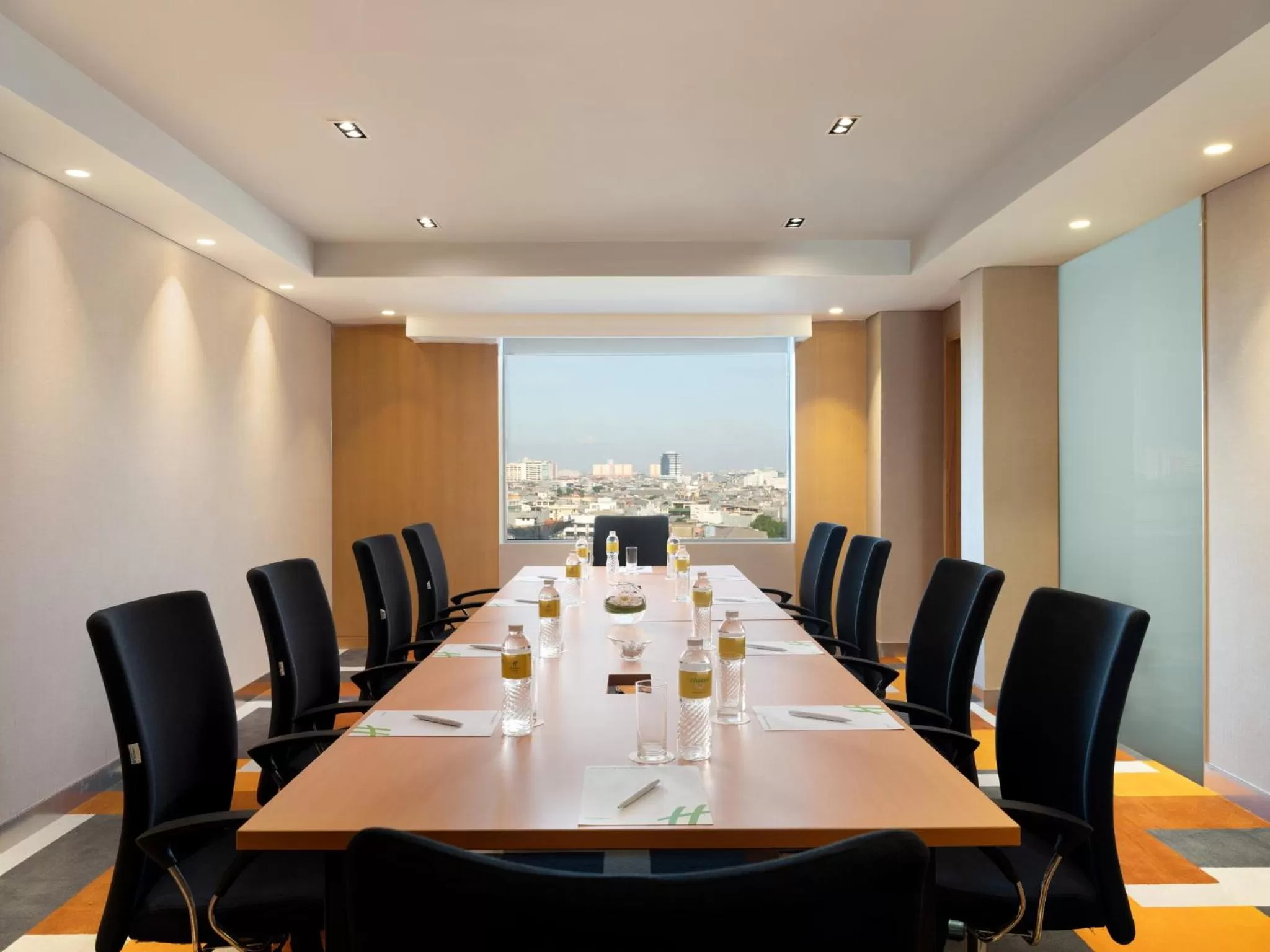Meeting/conference room in Holiday Inn & Suites Jakarta Gajah Mada by IHG