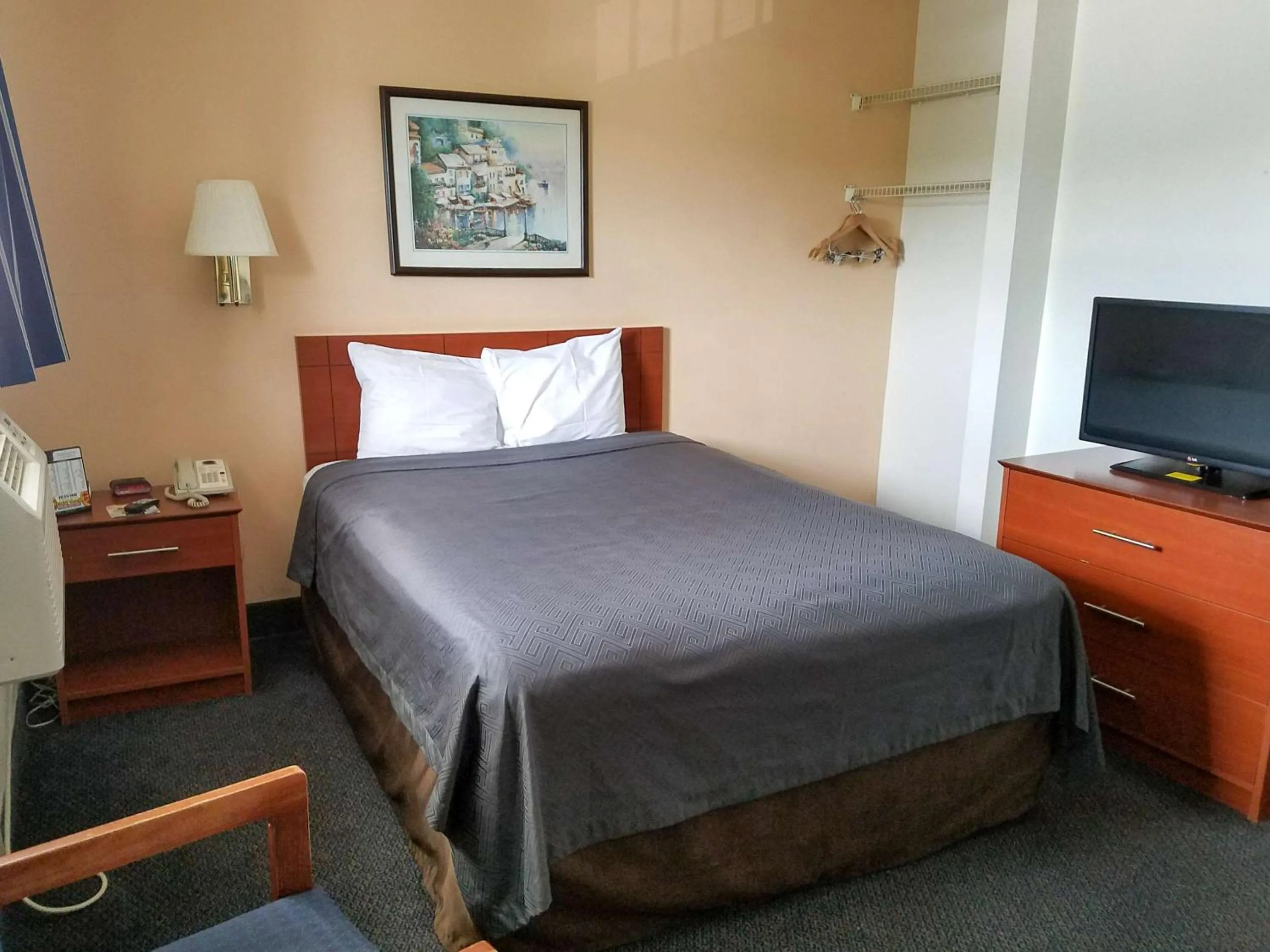 Photo of the whole room, Bed in Motel 6-Fayetteville, NC - Fort Liberty Area