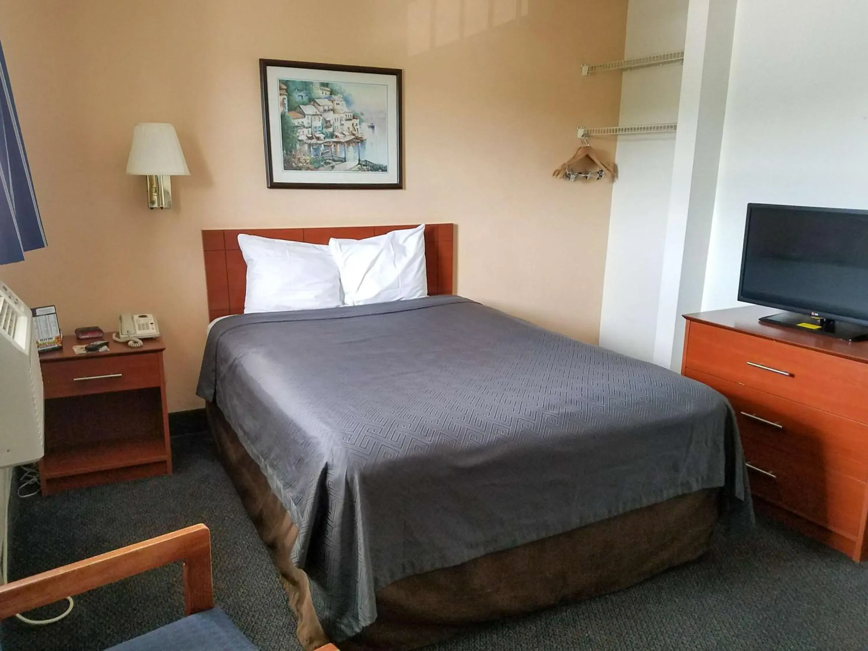 Photo of the whole room, Bed in Motel 6-Fayetteville, NC - Fort Bragg Area