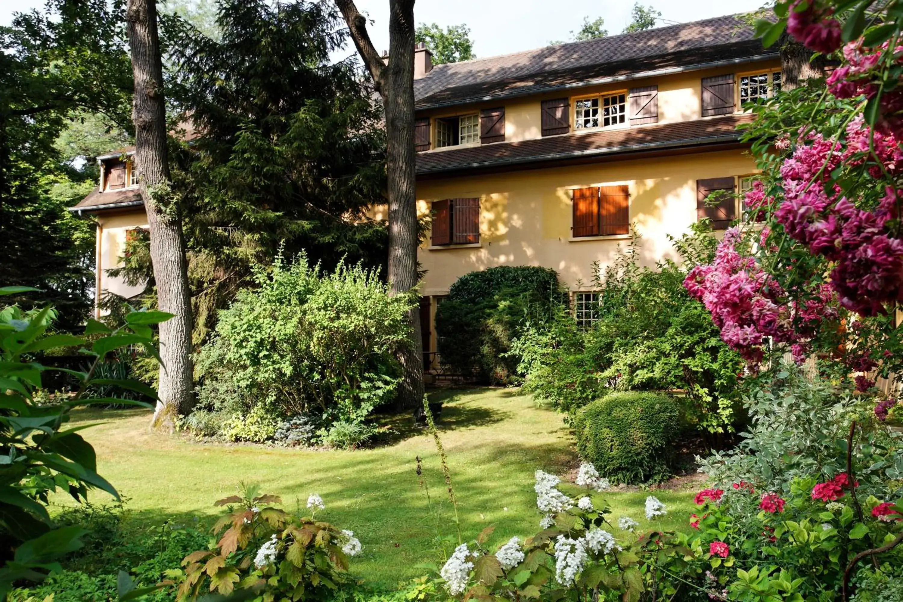 Garden, Property Building in Cazaudehore, hôtel de charme au vert